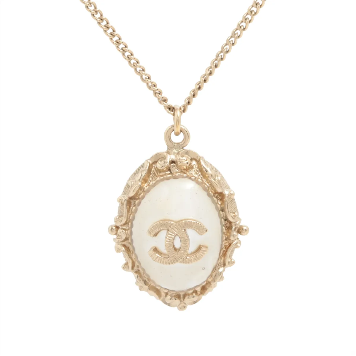 C Engraved double C necklace