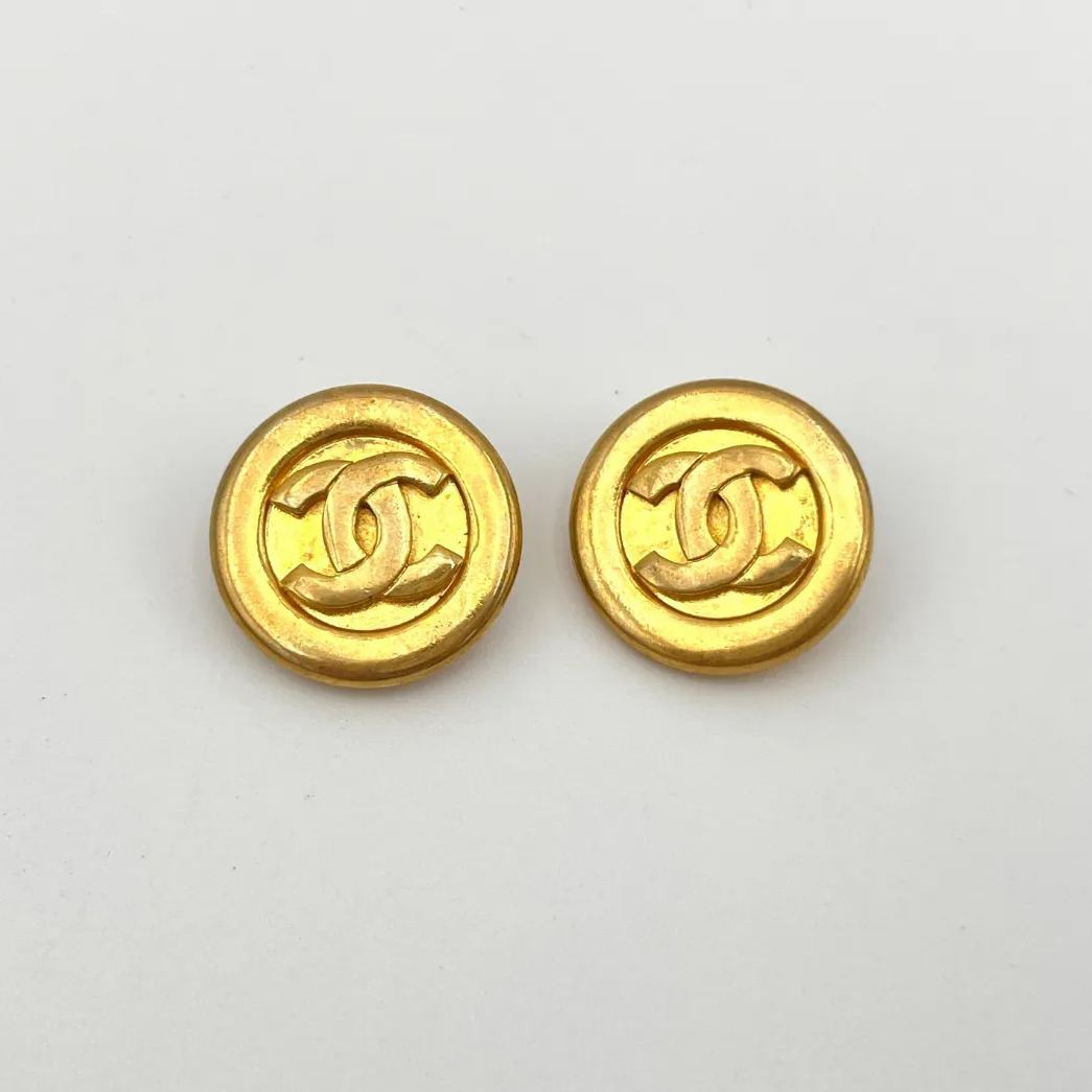C Plain gold logo earrings