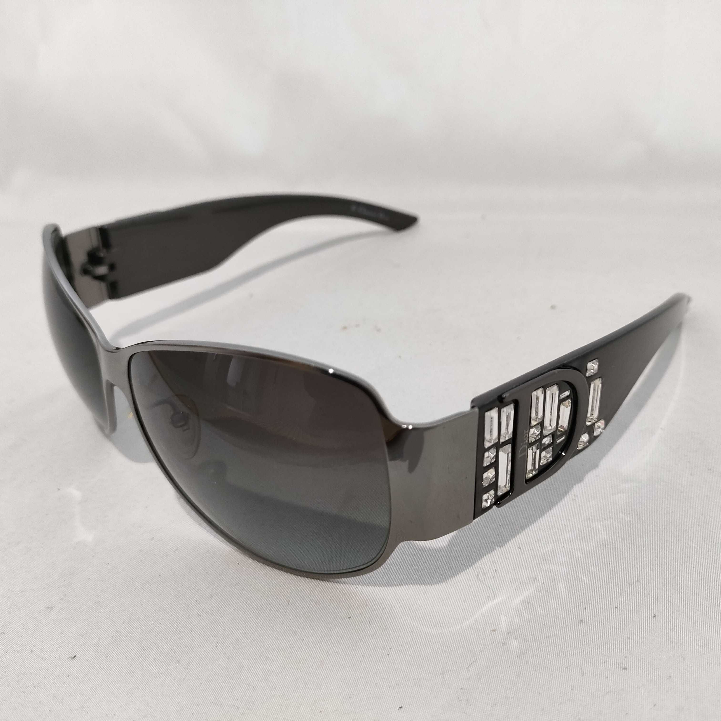 D Diamond-studded sunglasses