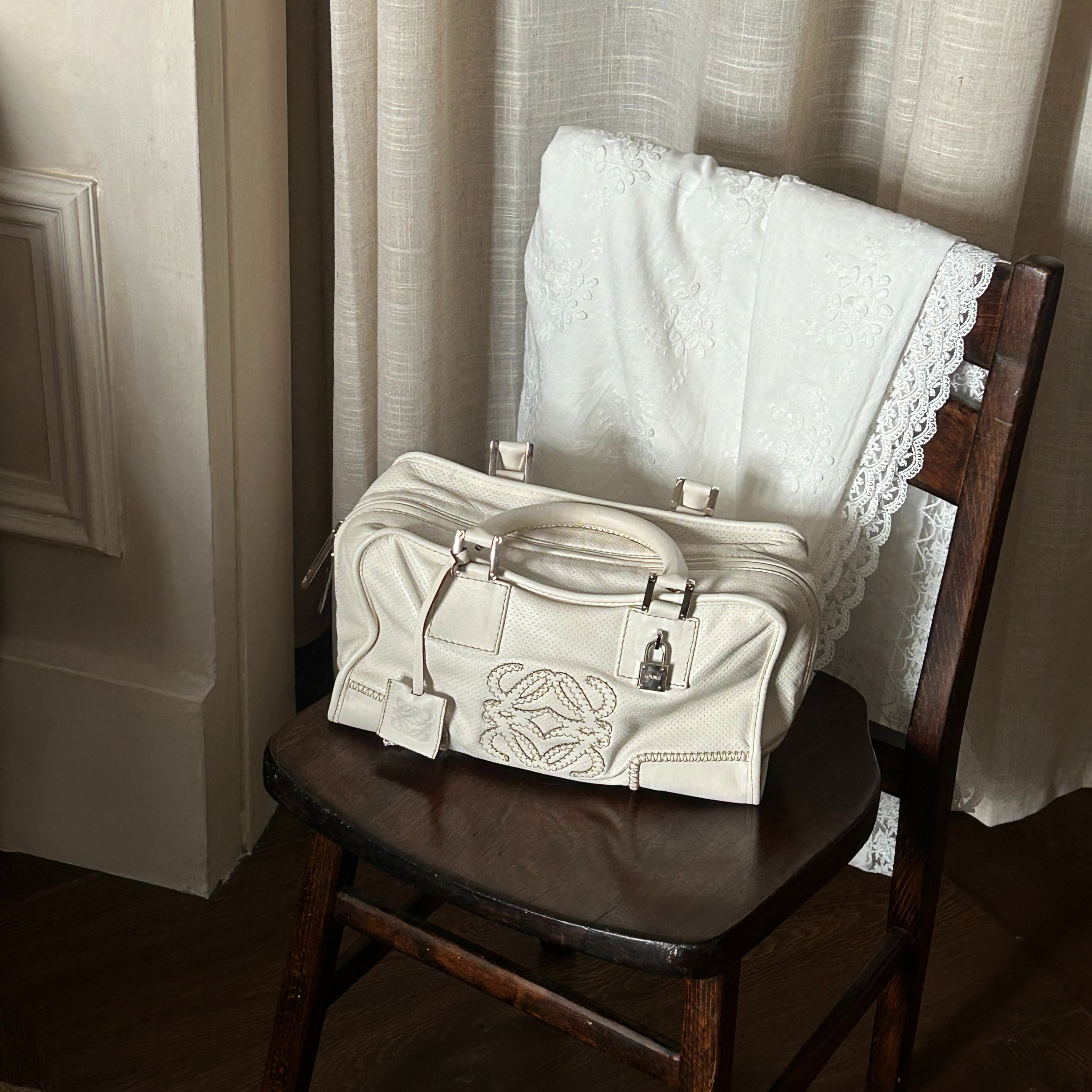 L External stitching tote bag