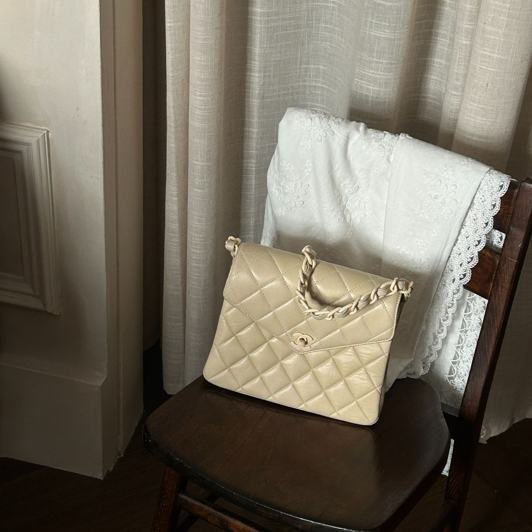 C Creamy white handbag