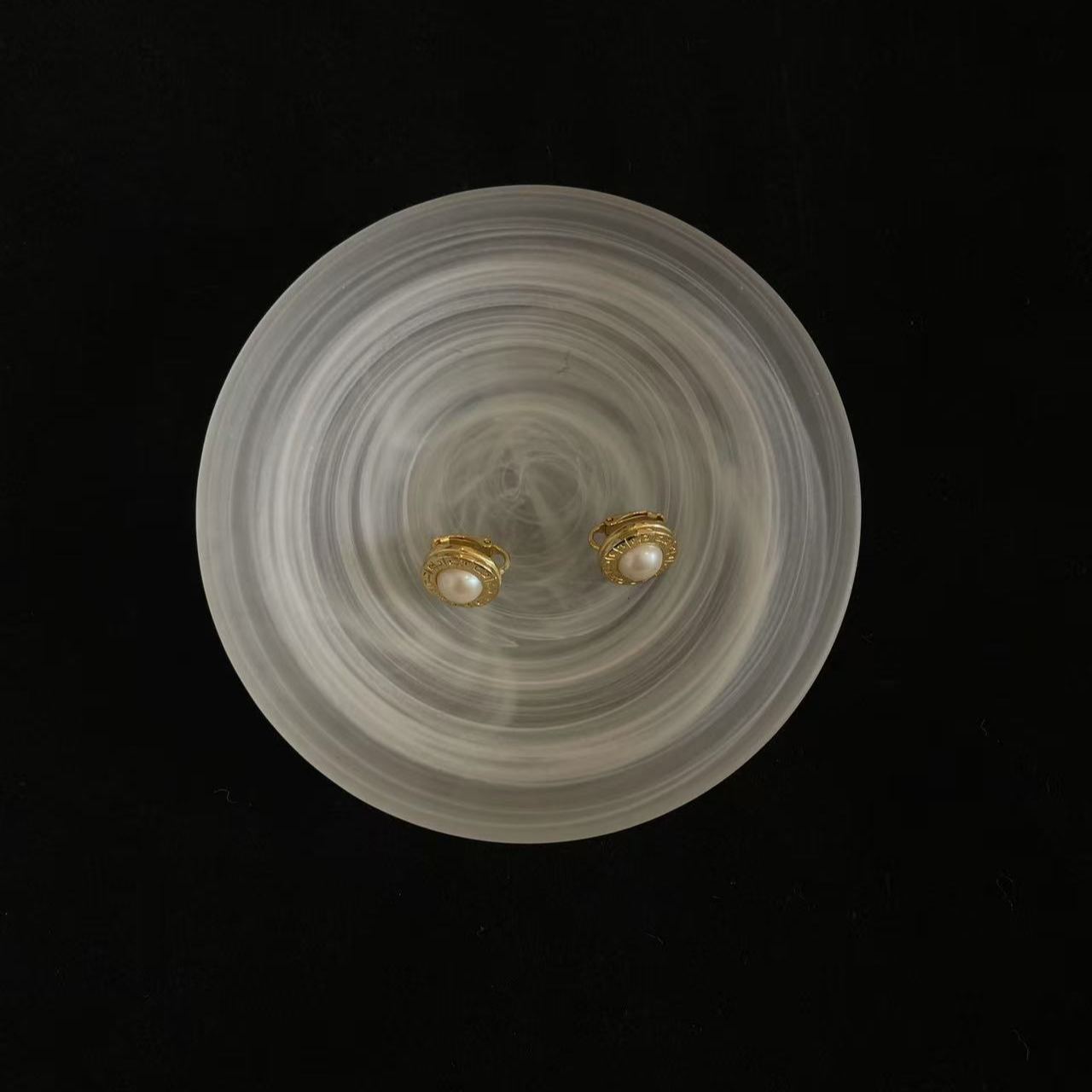 G Classic Four-grid Pearl Disc Ear Clip