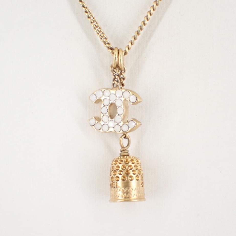 C White gold pendant necklace