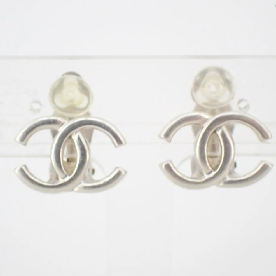 C Double C milky white ear clip