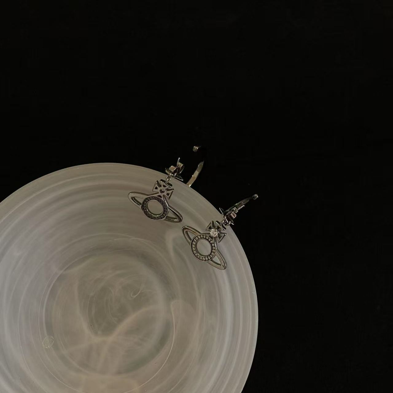 V Hollow Saturn earrings