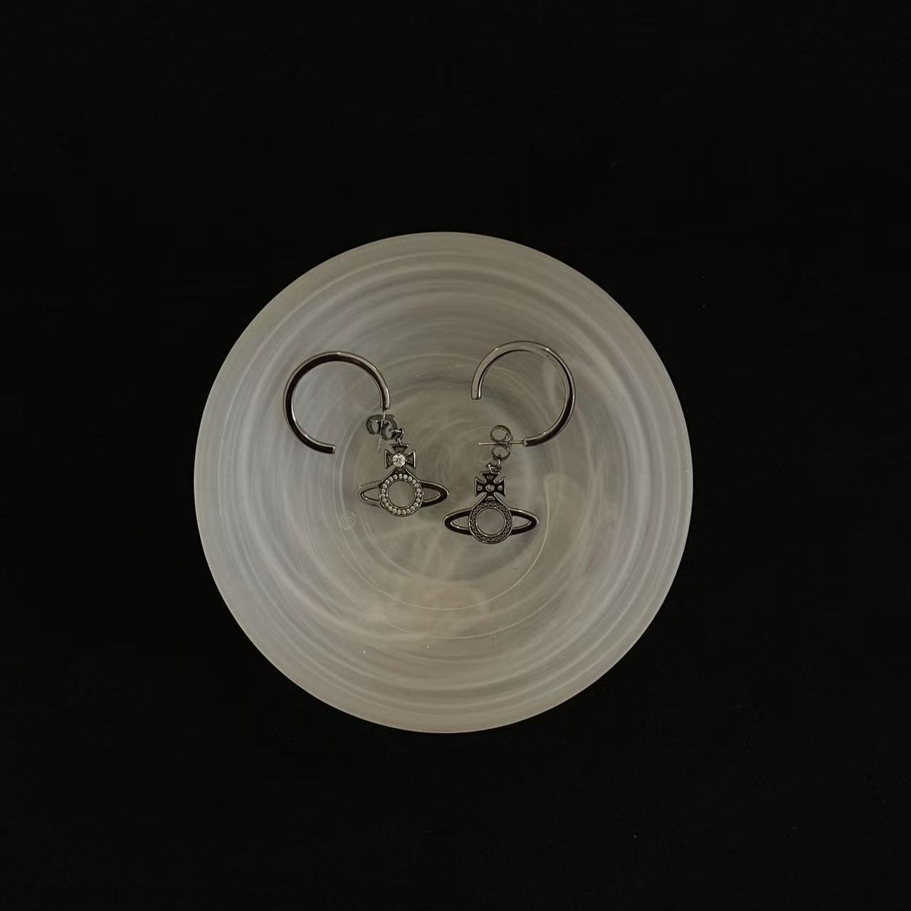 V Hollow Saturn earrings