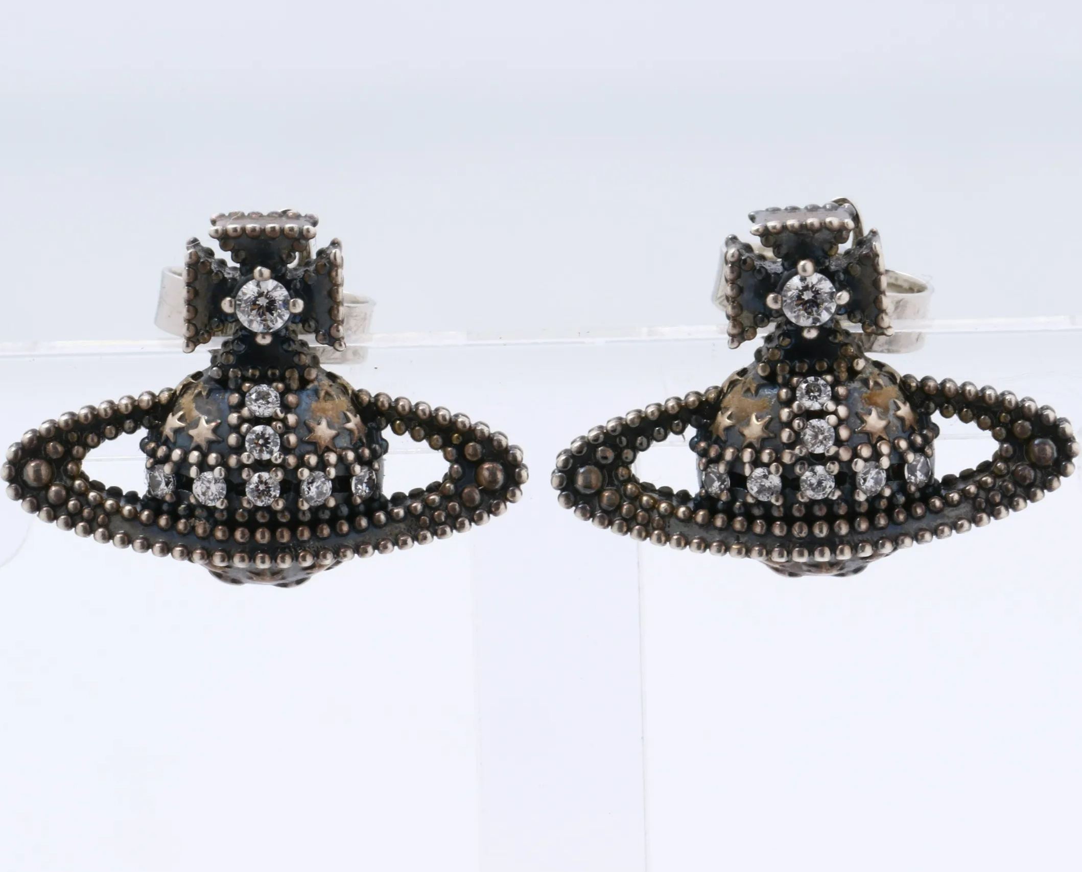 V antique silver earrings