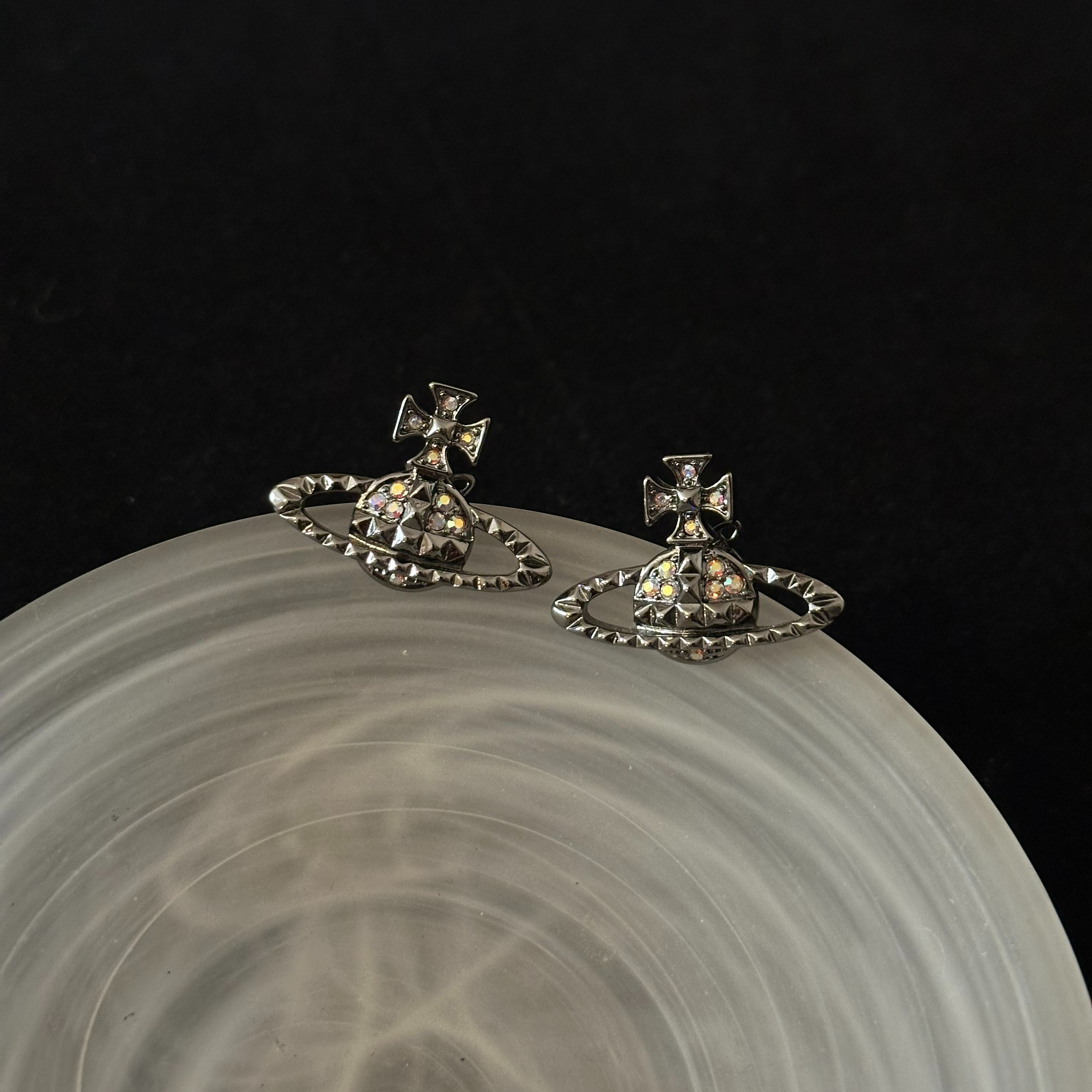 V Saturn earrings