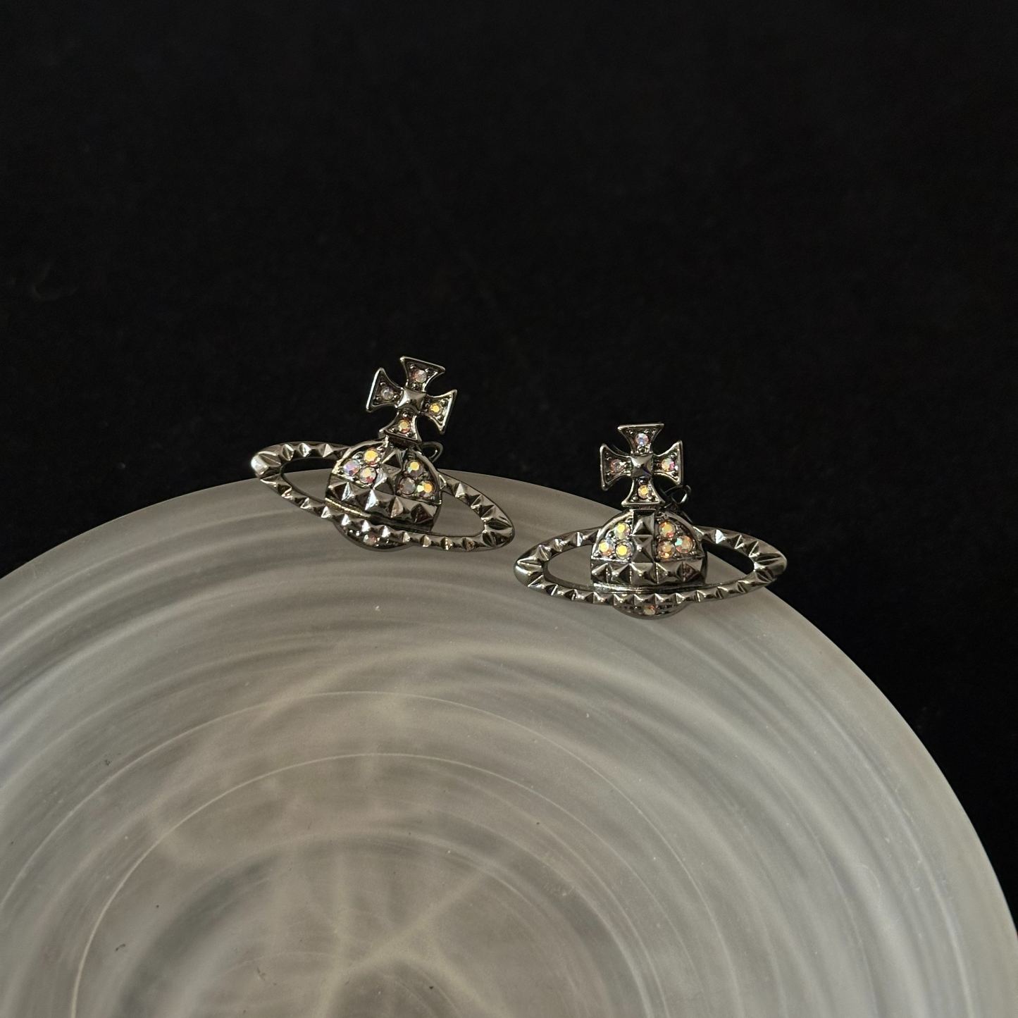 V Saturn earrings