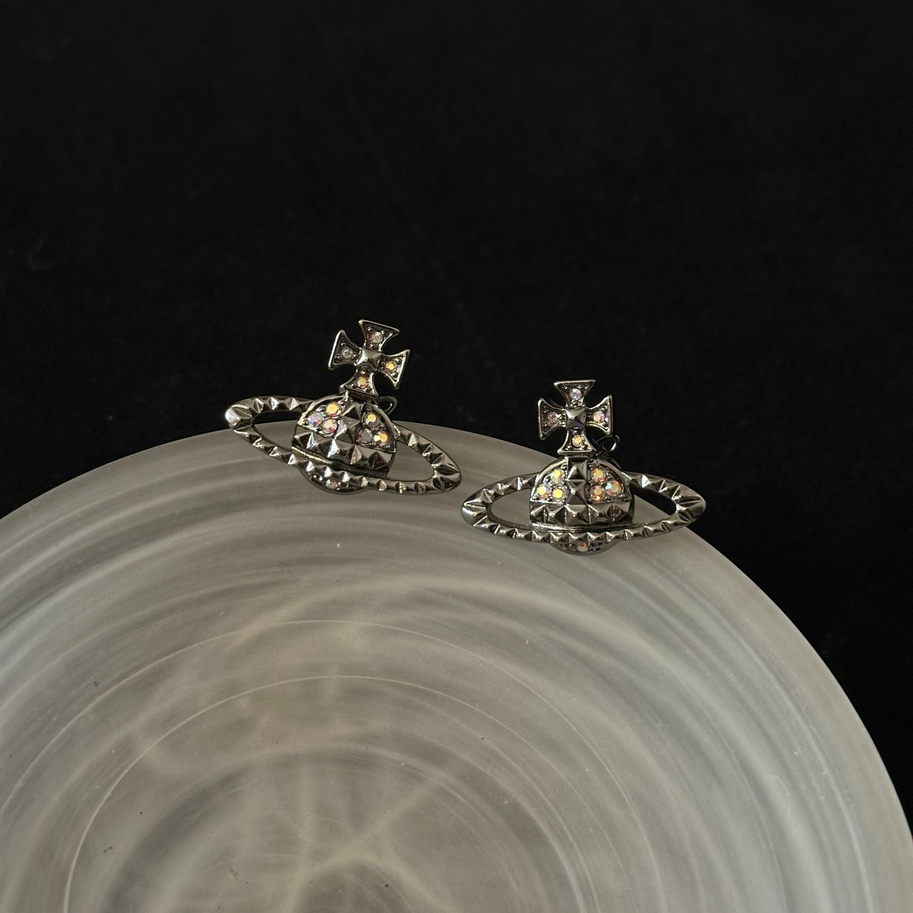 V Saturn earrings