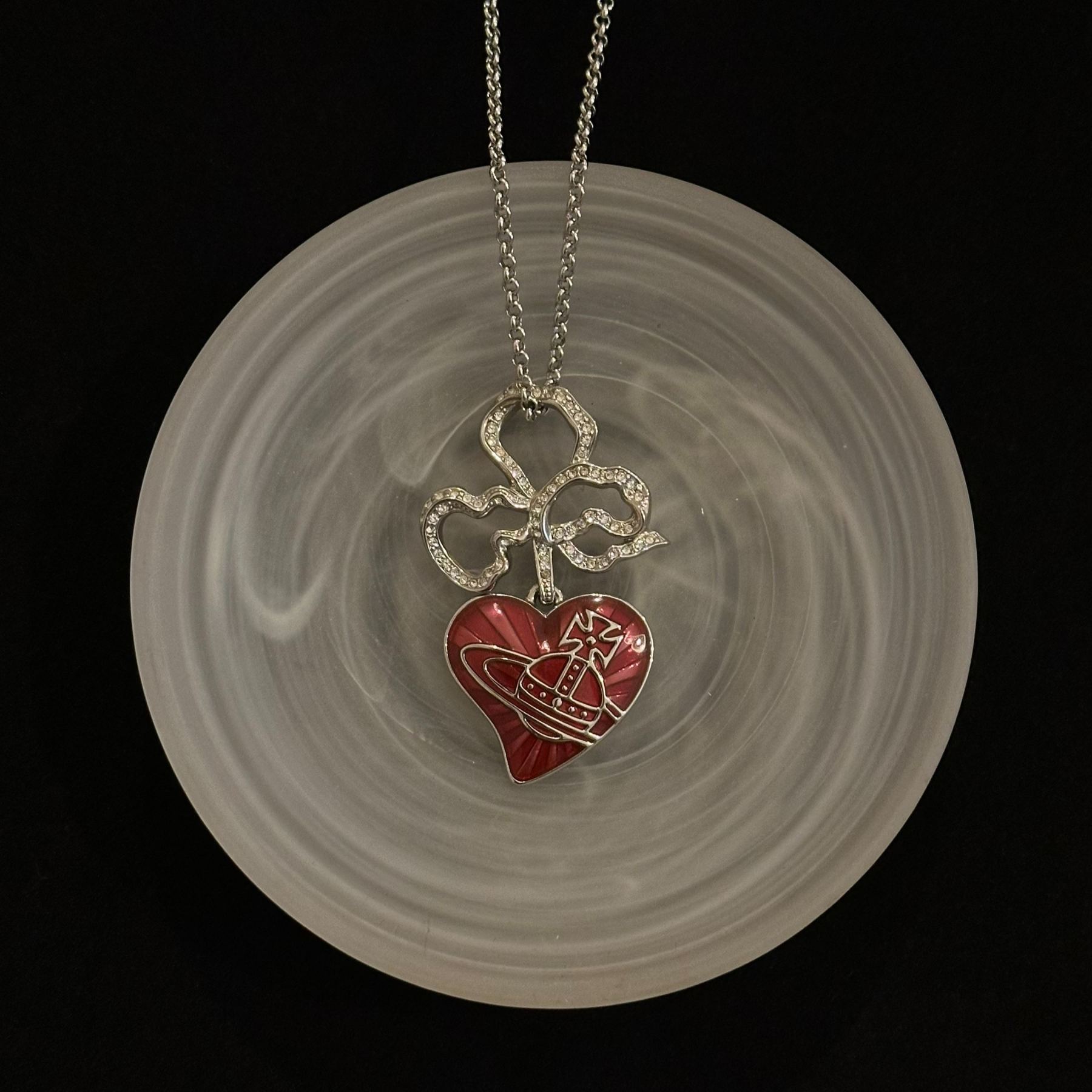 V Out-of-print heart-shaped Saturn necklace