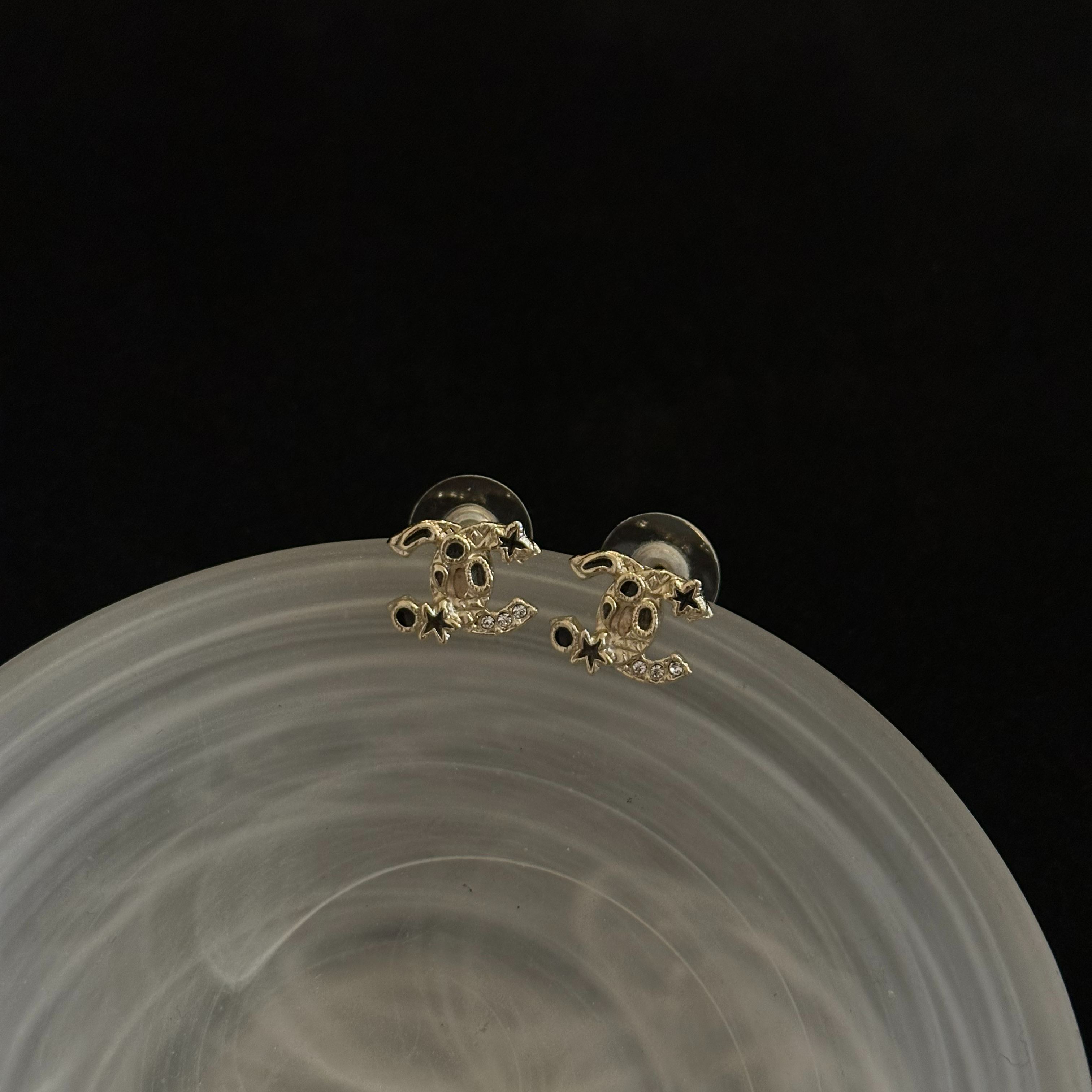 C Double C relief enamel star earrings