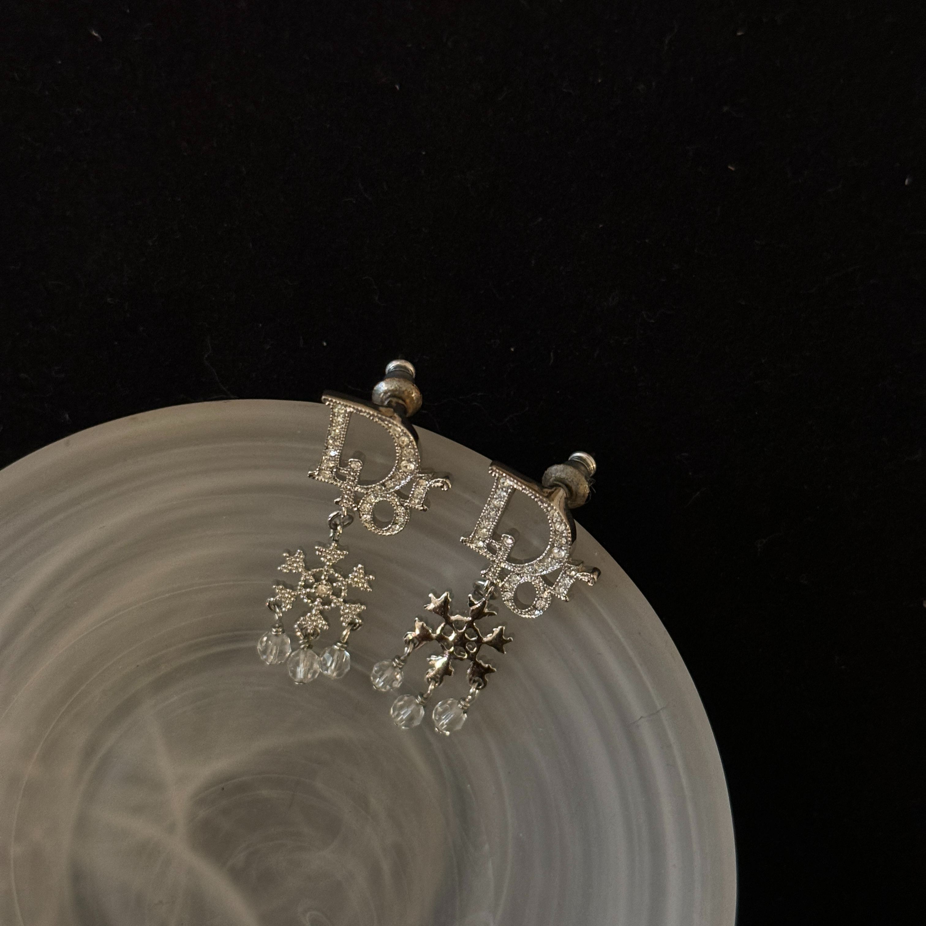 D Snowflake-shaped diamond earrings