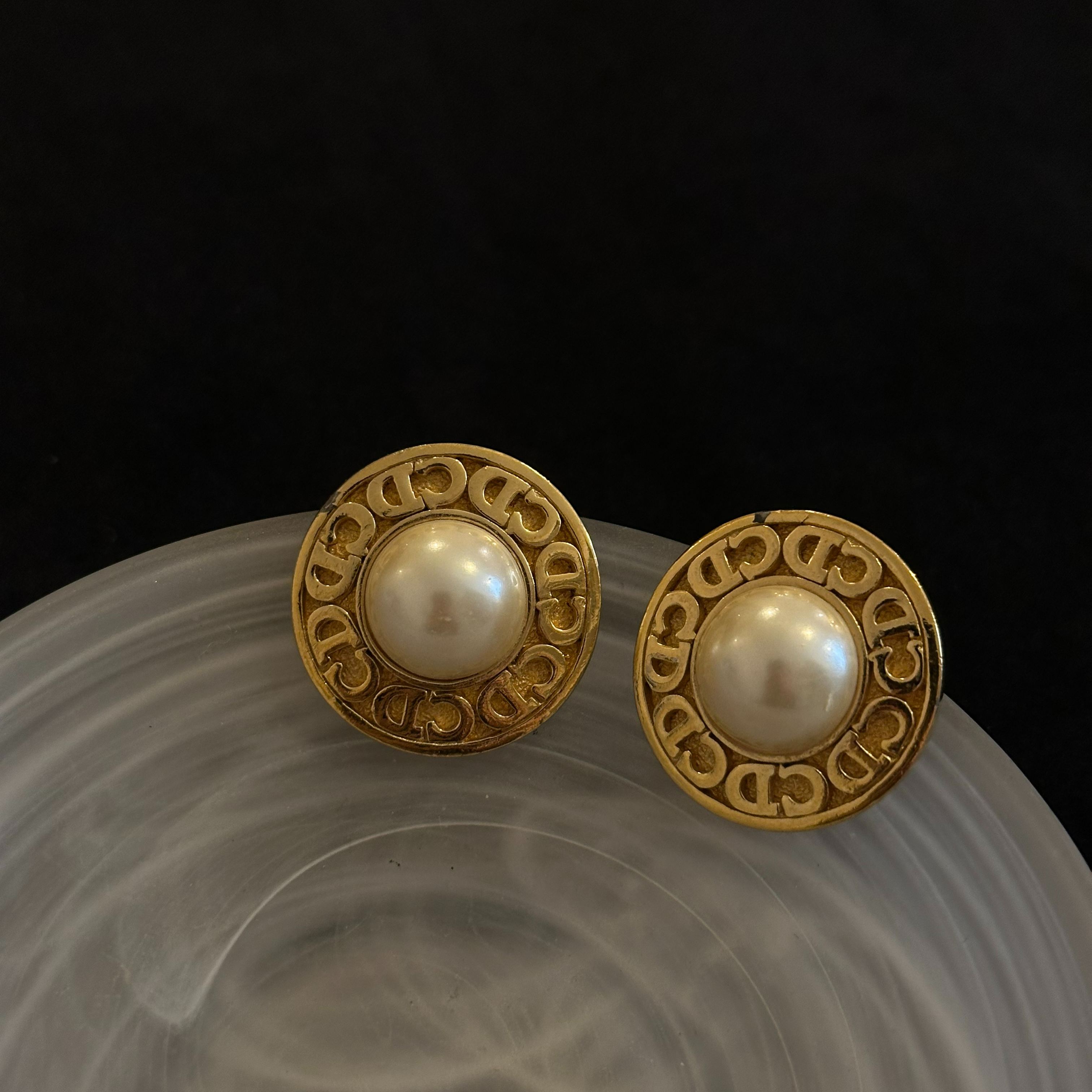 D CD-shaped pearl ear clips