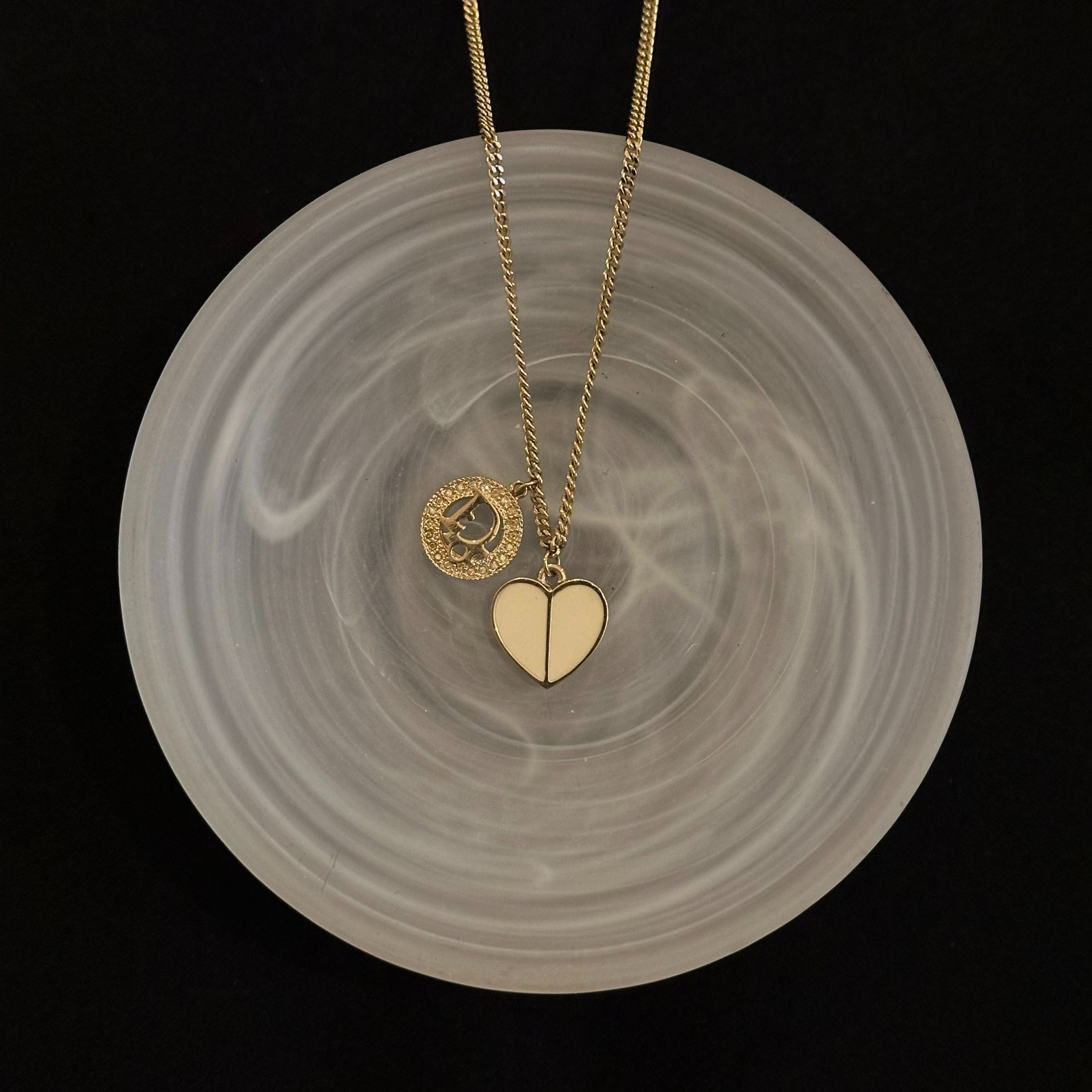 D Diamond-encrusted circle heart necklace