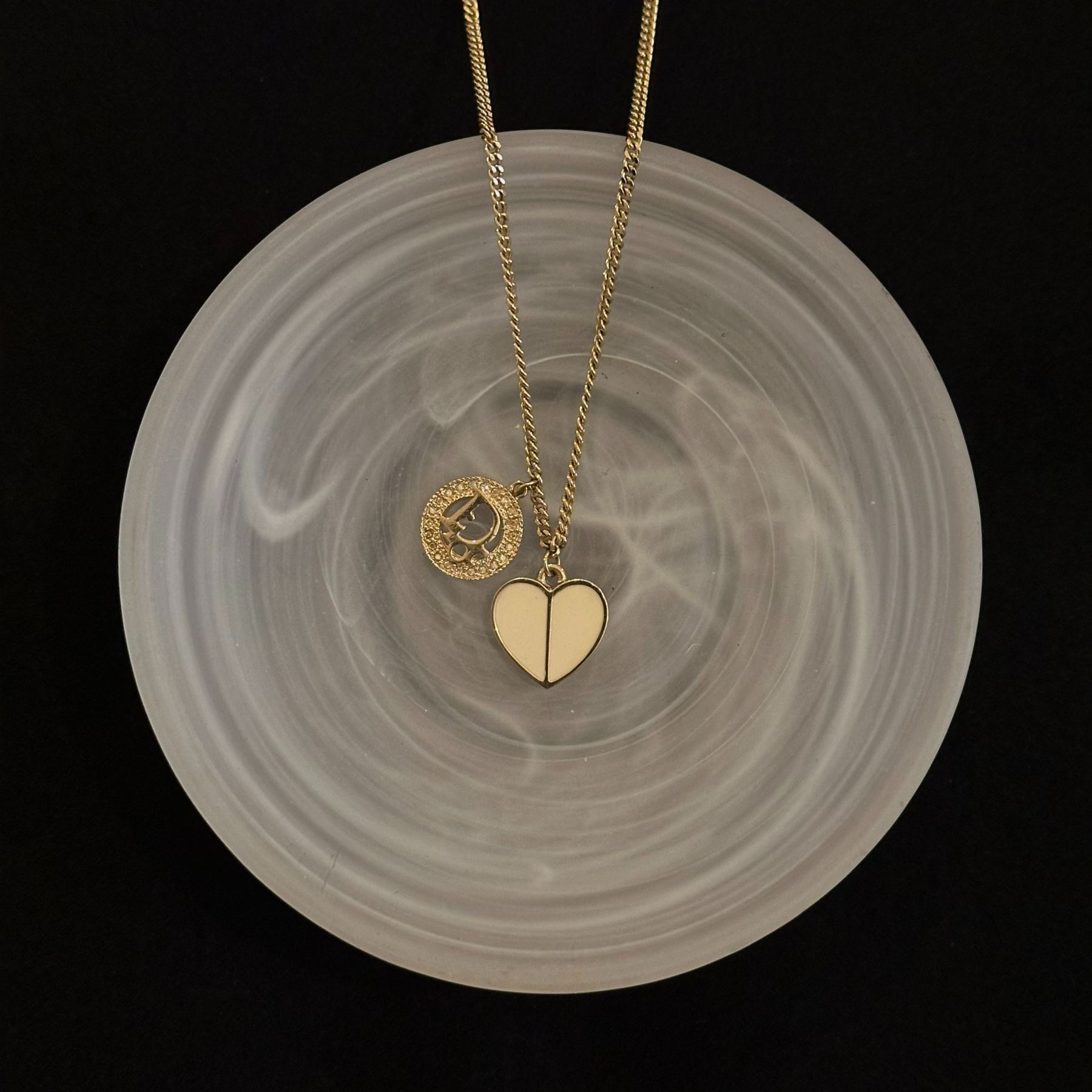 D Diamond-encrusted circle heart necklace