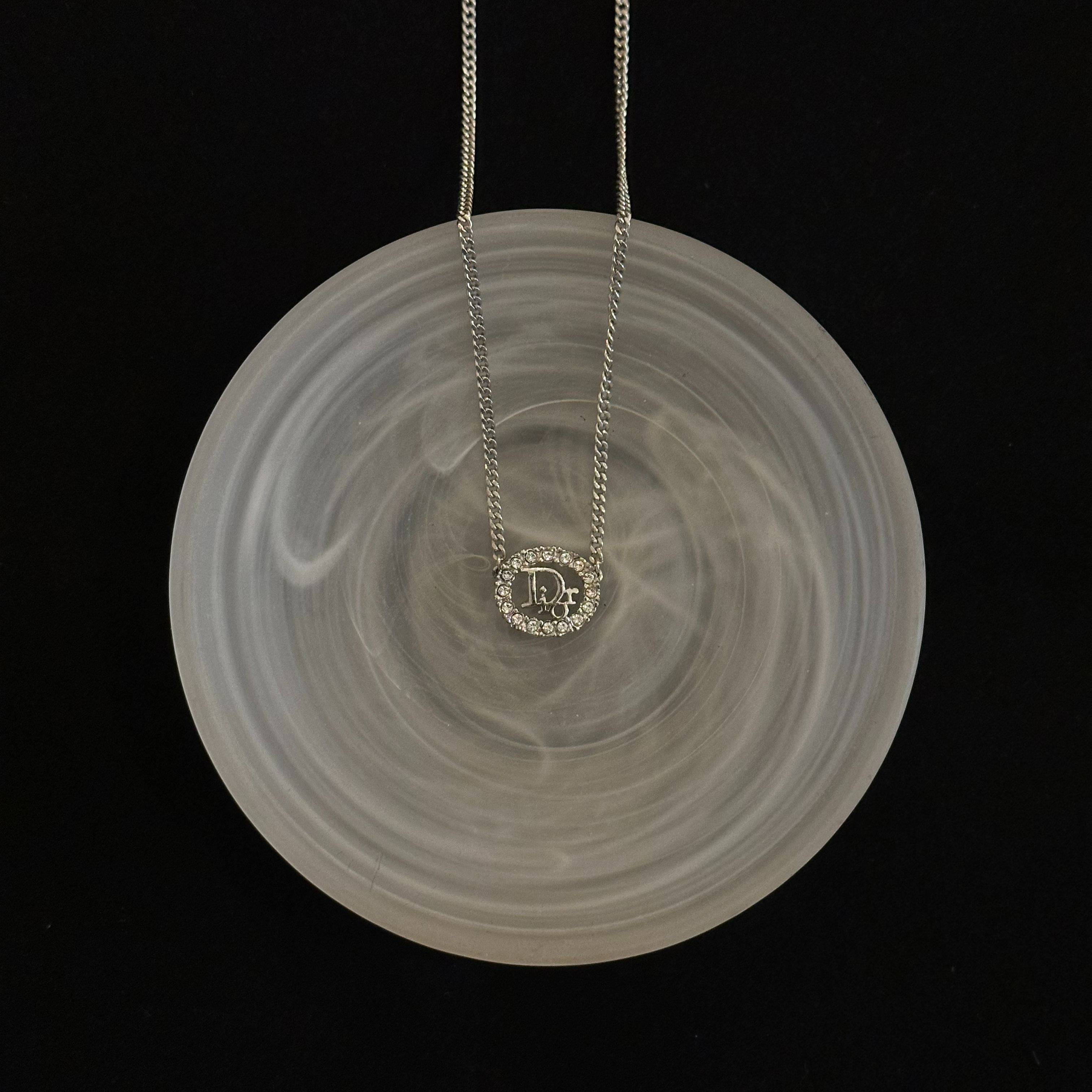 D Round diamond hollow necklace