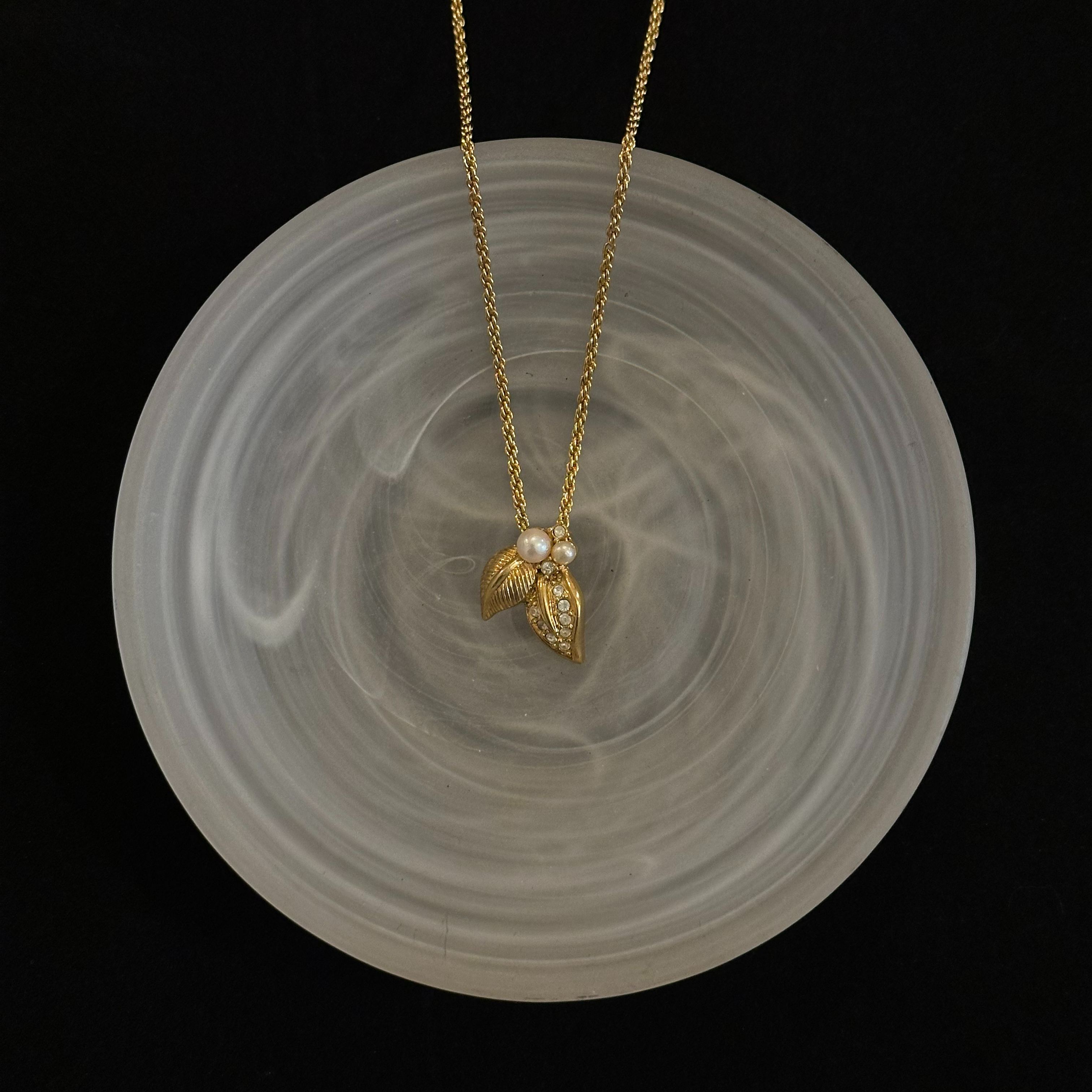 D A Leaf Tells of Autumn Necklace