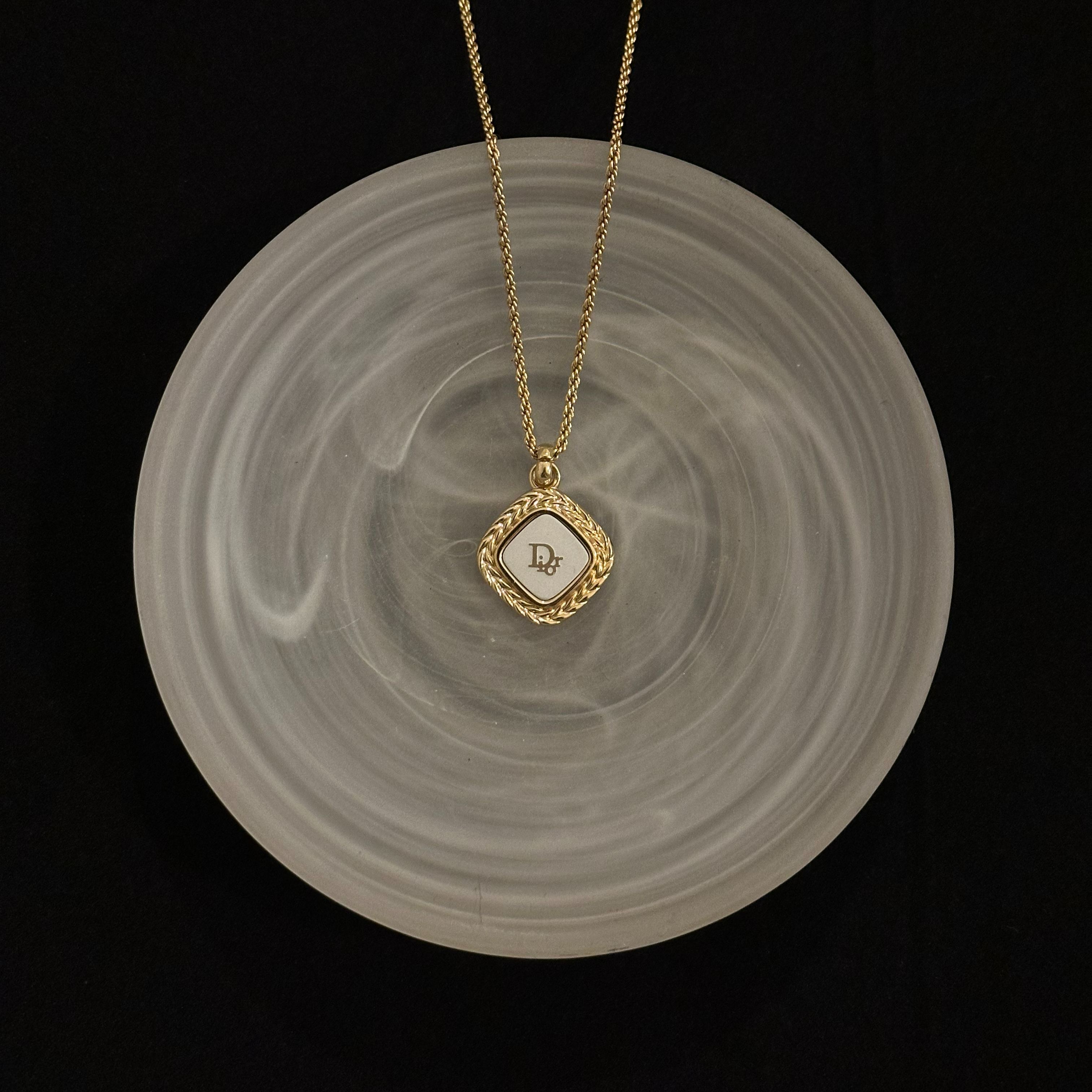 D Wheat Ear Mother-of-Pearl Logo Necklace