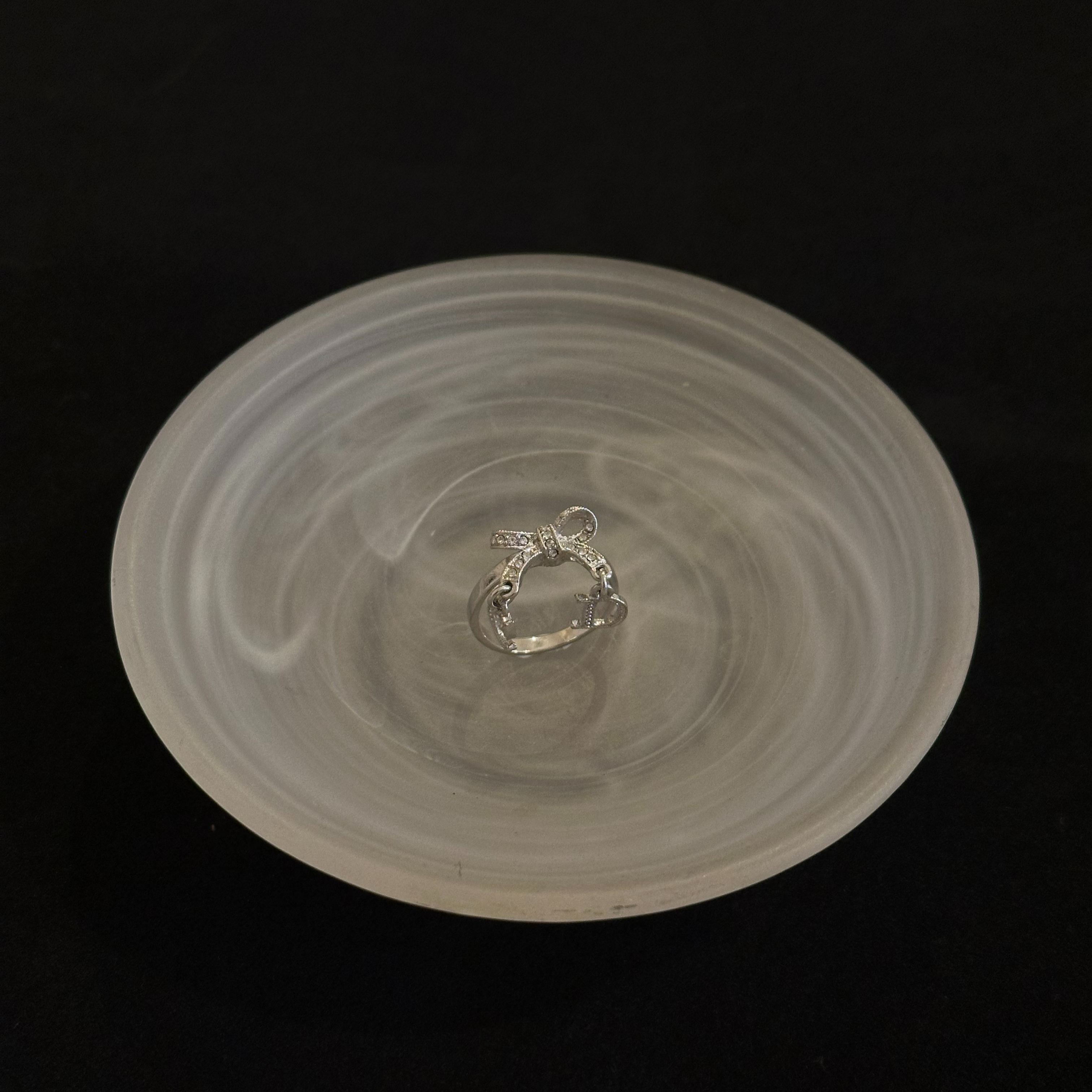 D Bow-shaped diamond ring