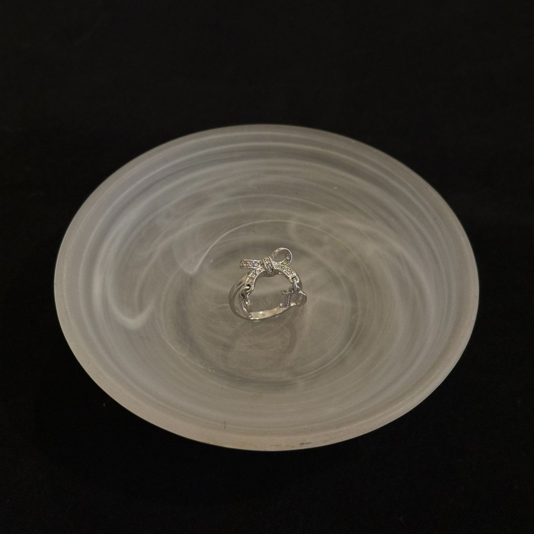 D Bow-shaped diamond ring