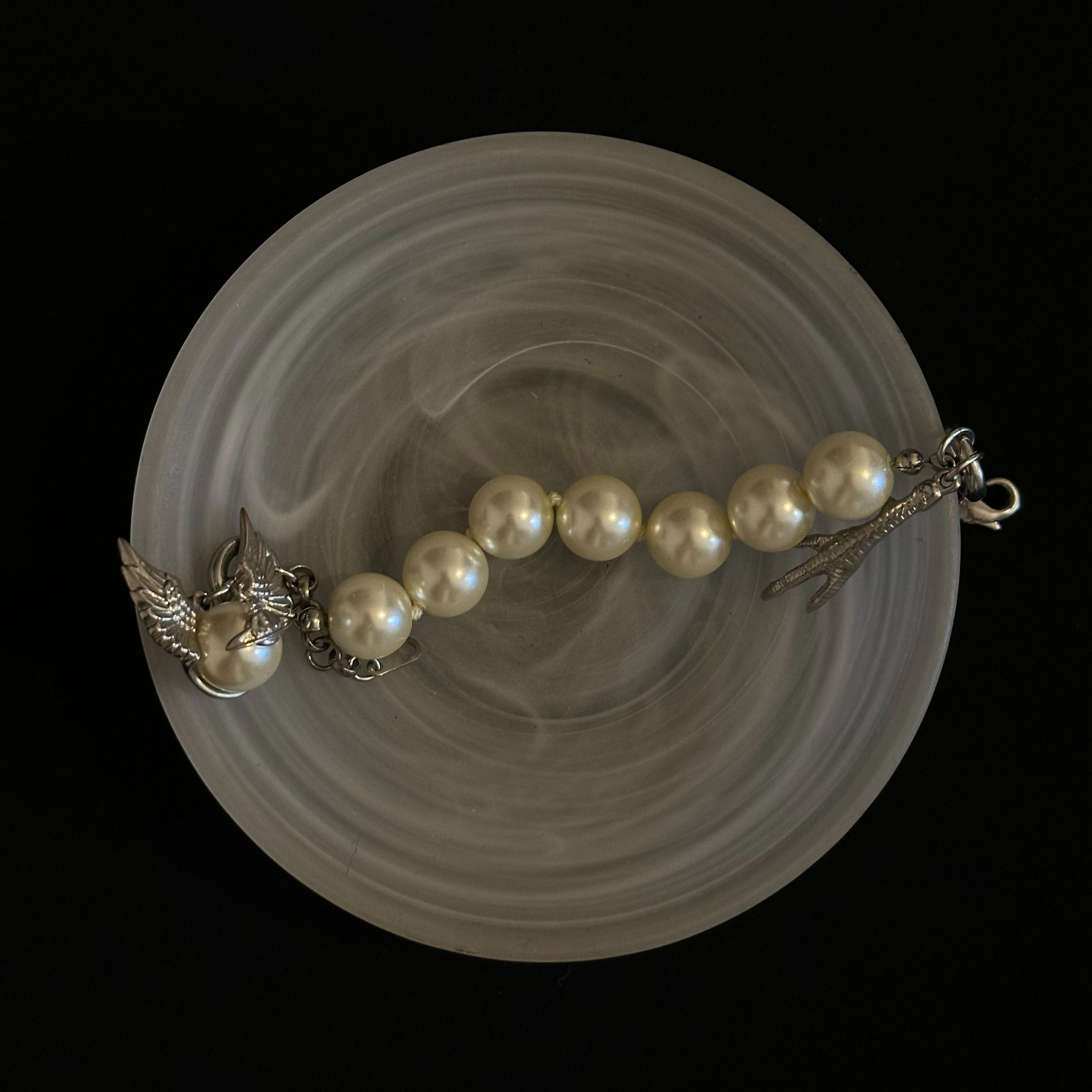 V Angel Chicken Claw Pearl Bracelet