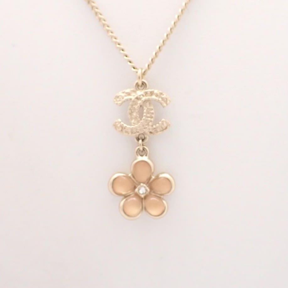 C Flower pendant necklace