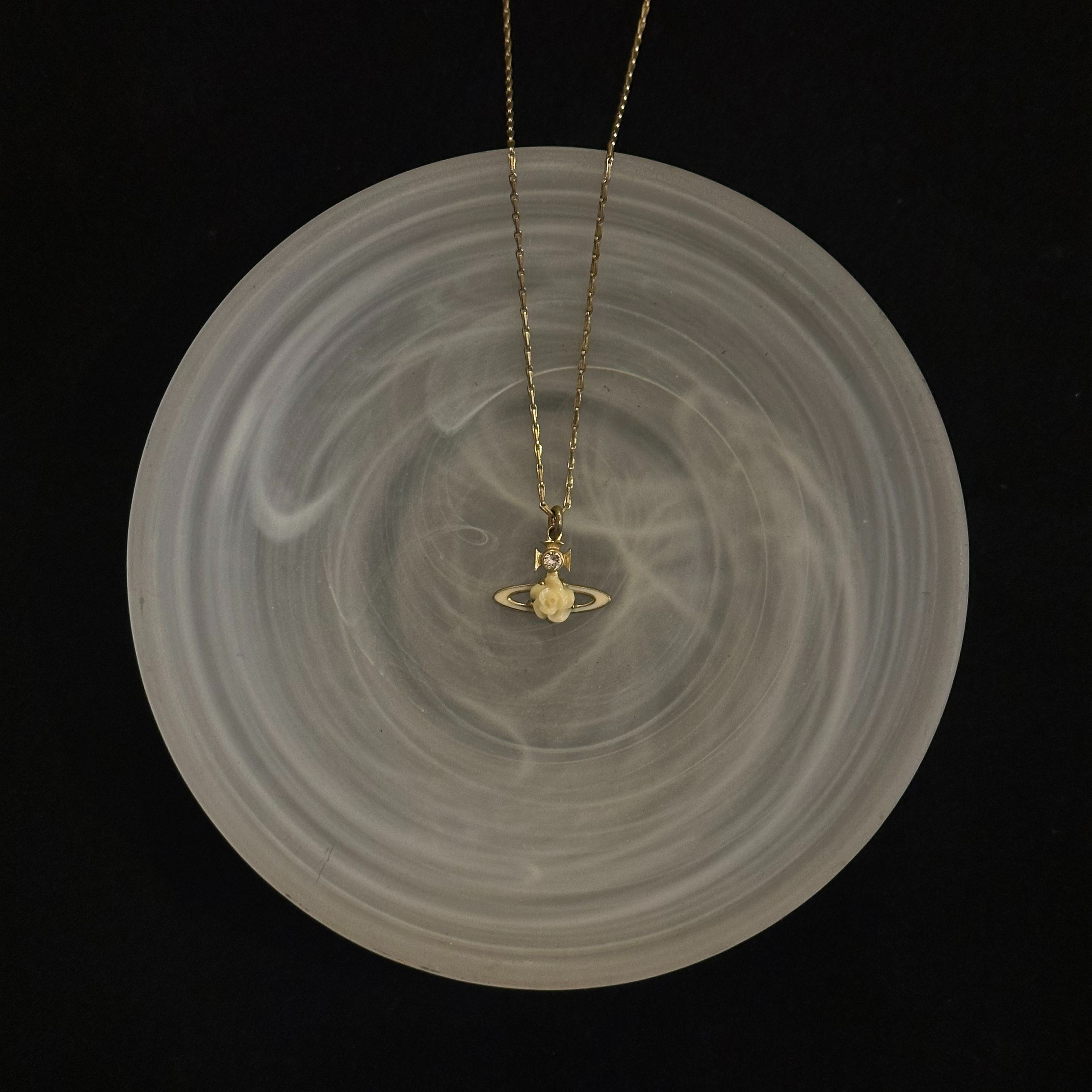 V Flower Saturn Necklace