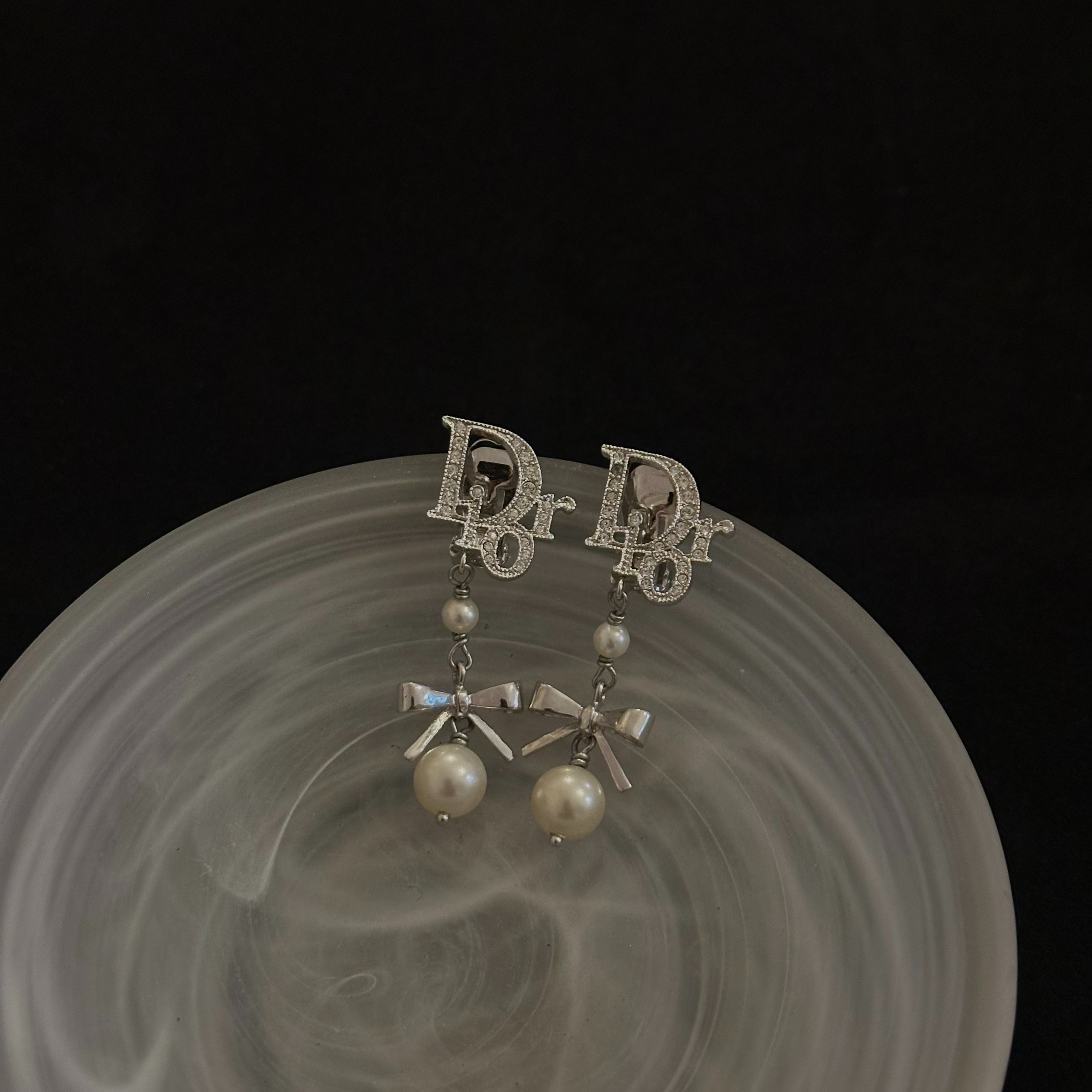 D Pearl and rhinestone bow Ear clips