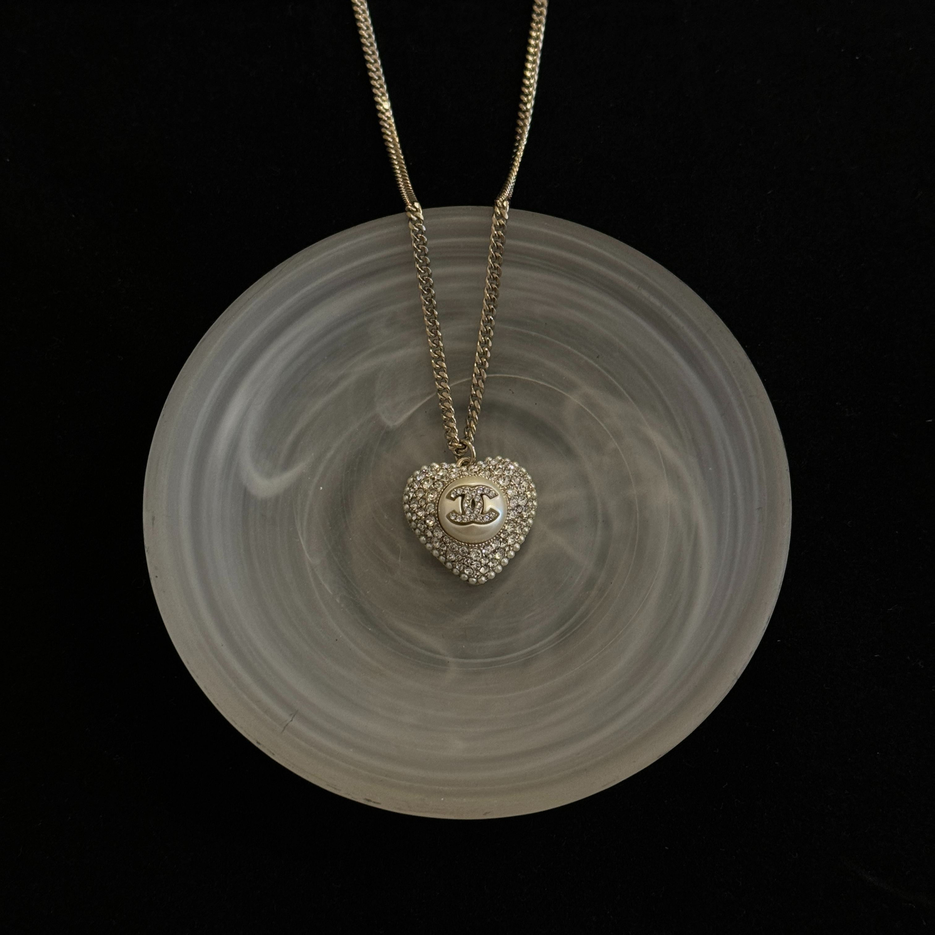 C Heart-shaped diamond necklace
