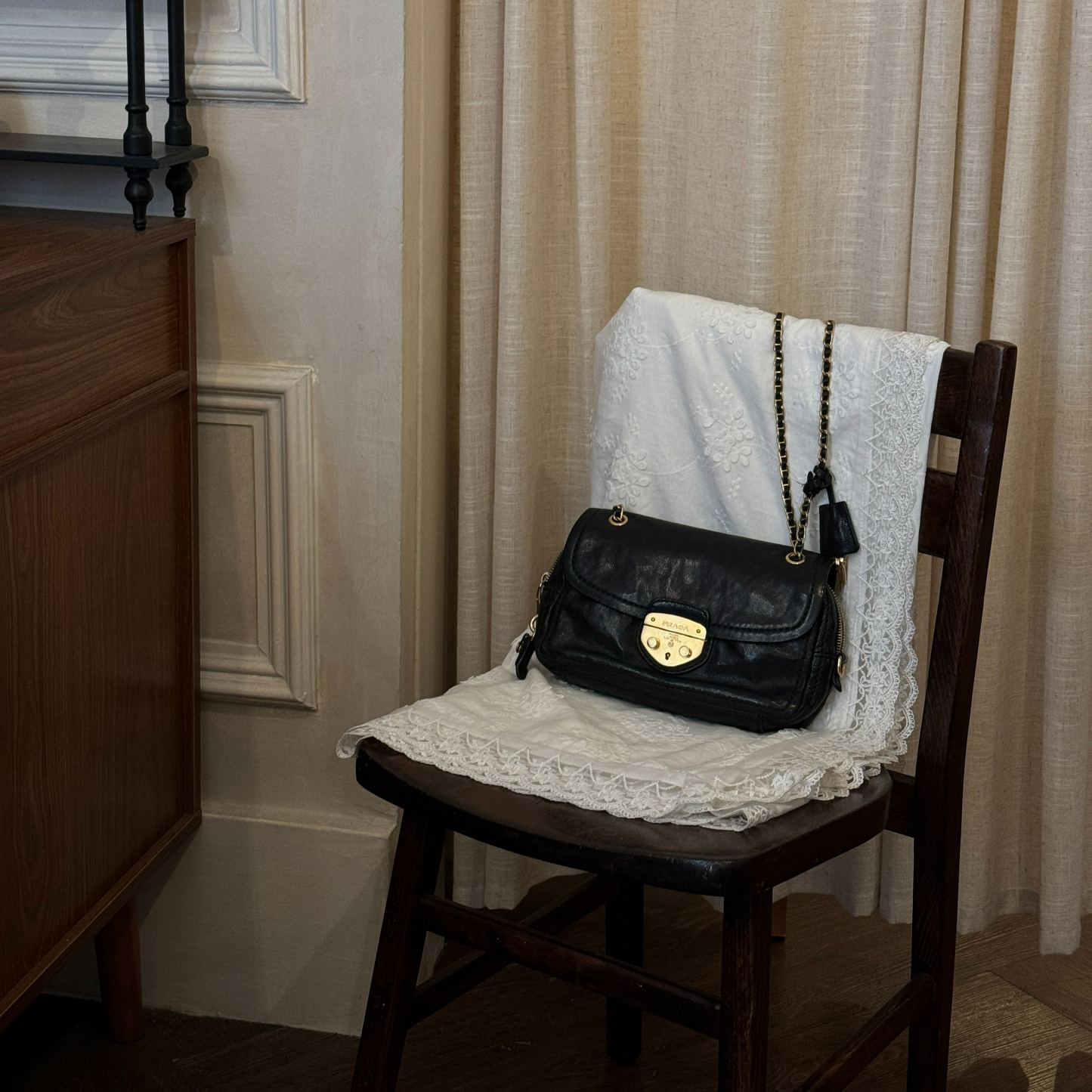 P Black and gold pig nose chain bag