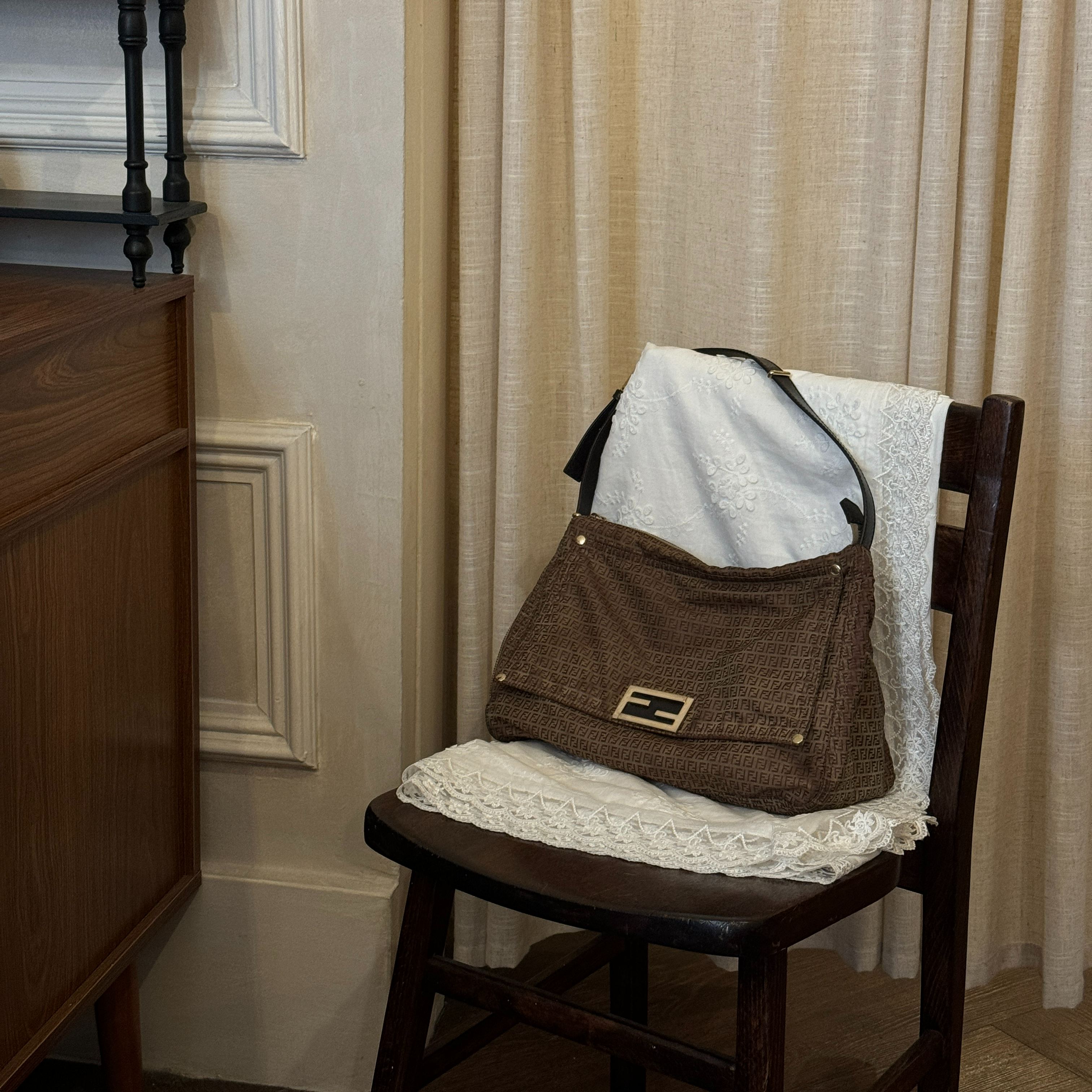 F Old-fashioned armpit pouch