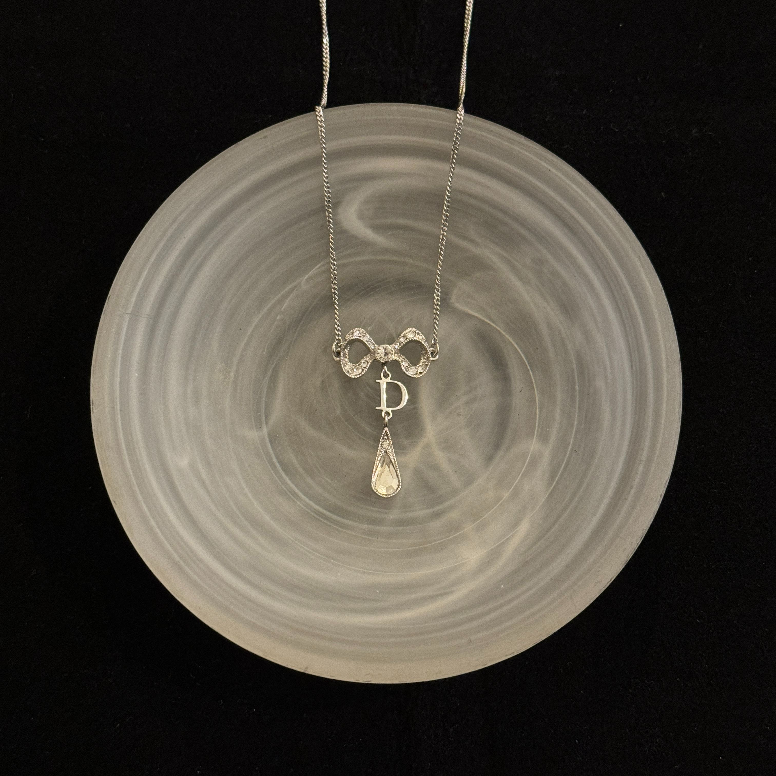 D Bow teardrop white necklace