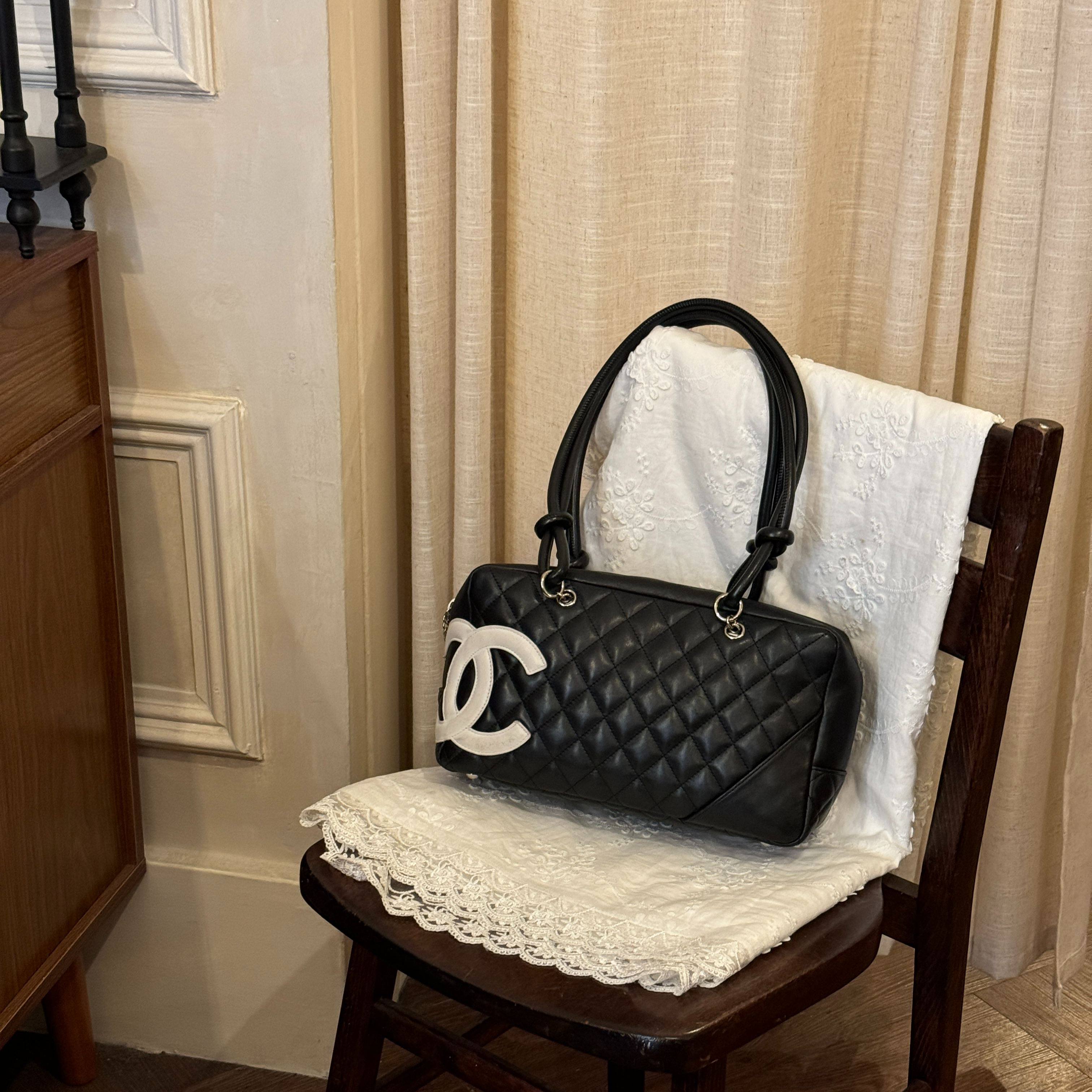 C Black and White Kangpeng pillow bag