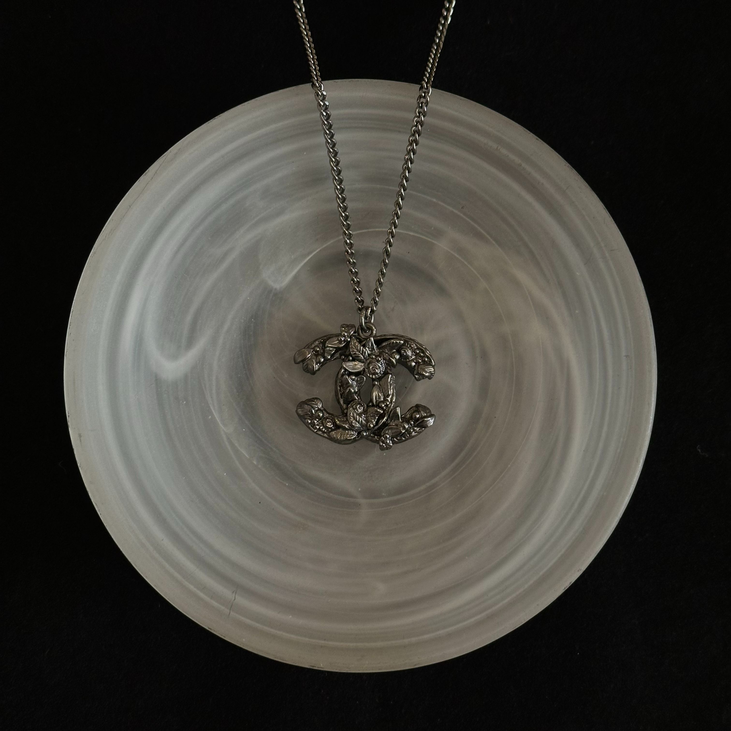 C Double C Leaf-Carved Necklace