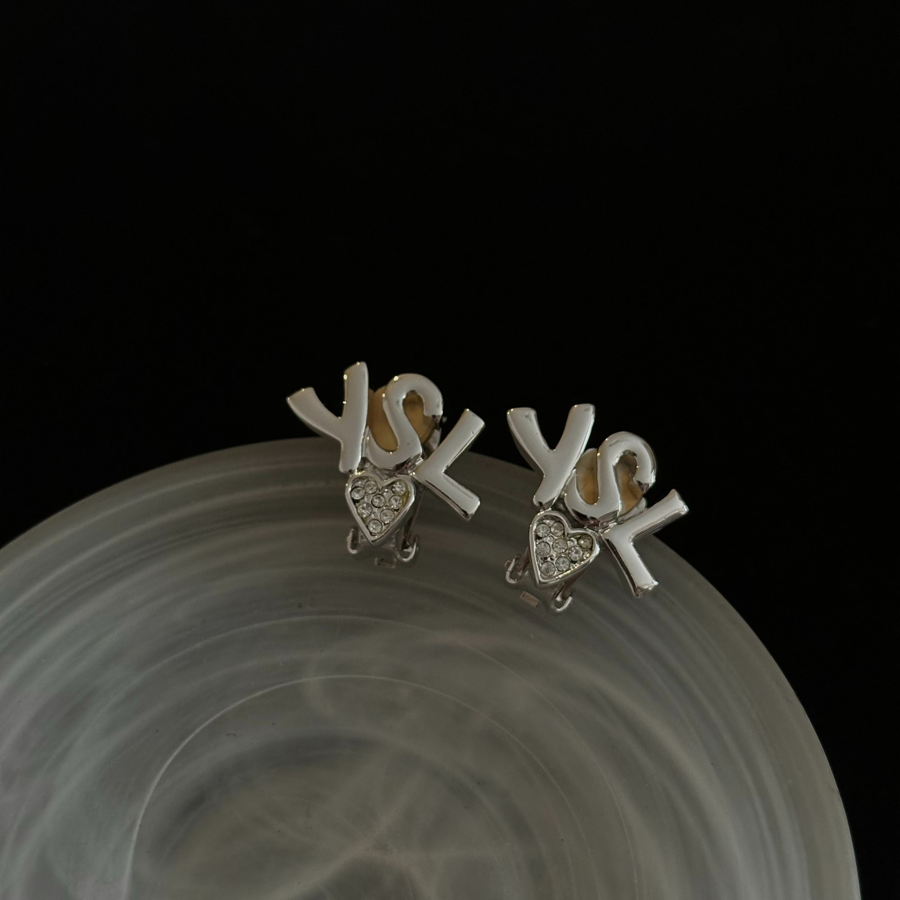 V Logo heart diamond Ear clip