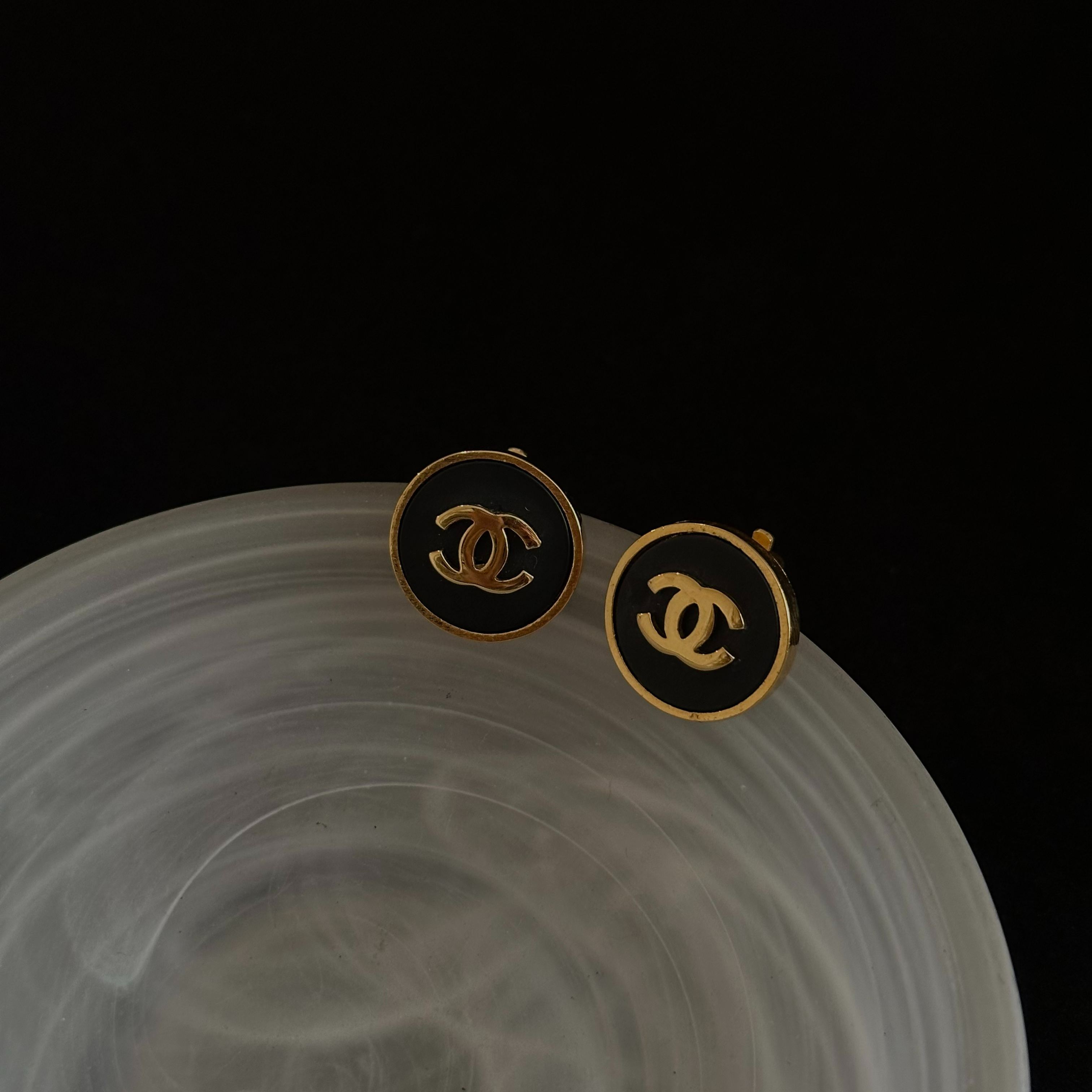 C Black gold round earrings