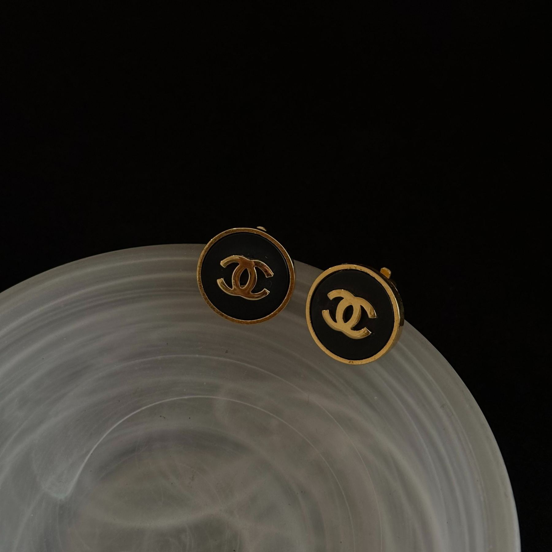 C Black gold round earrings