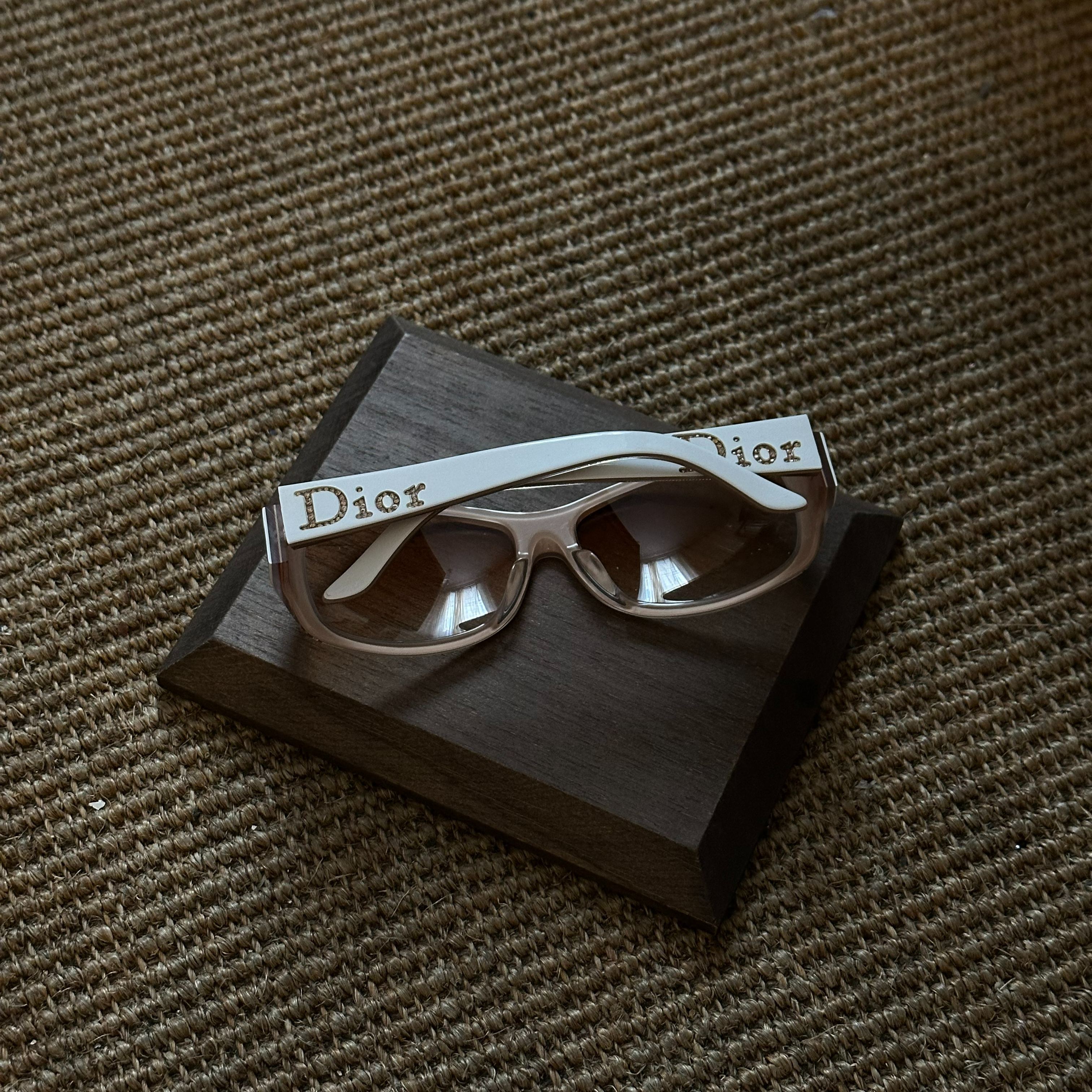 D Full diamond logo white sunglasses