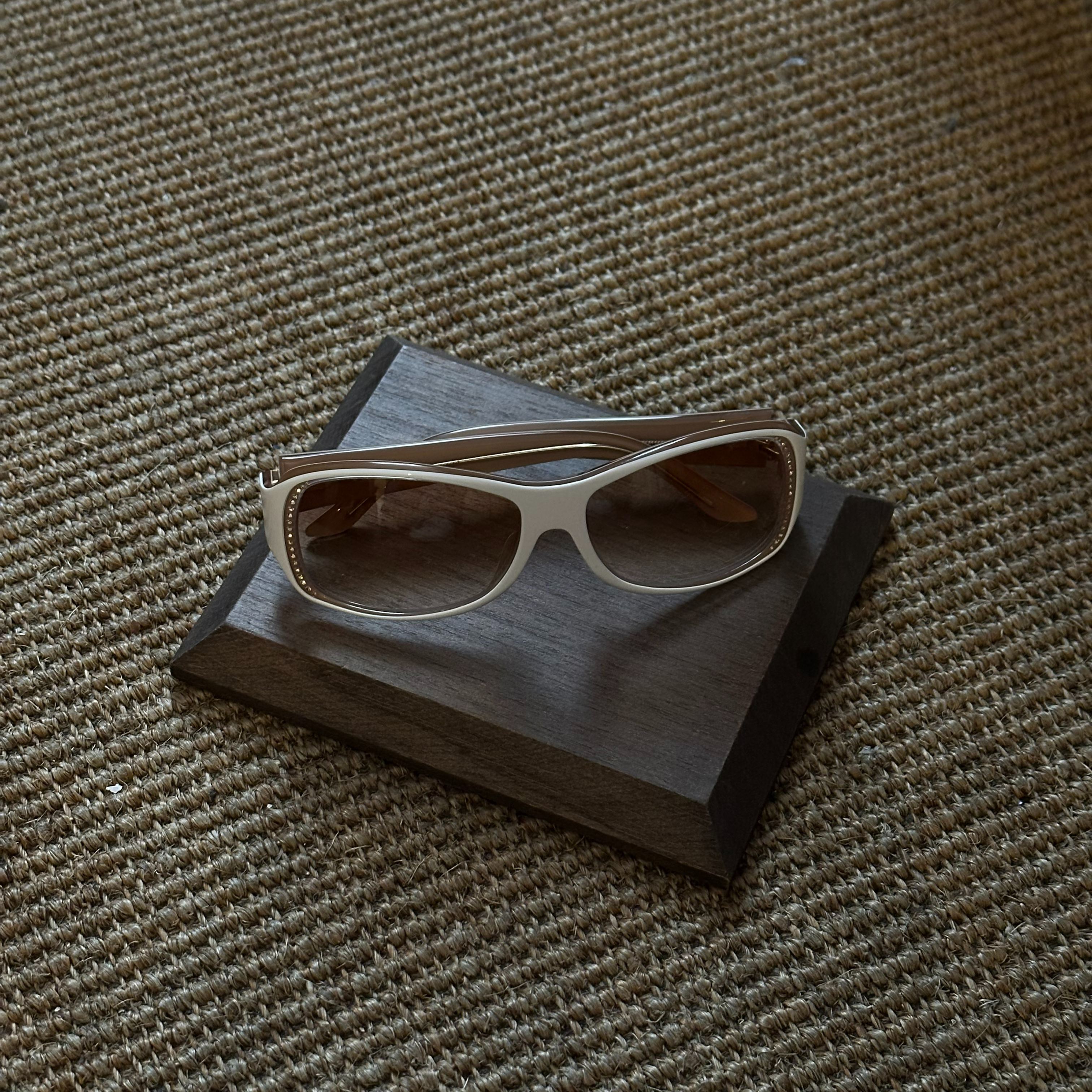 D Full diamond logo white sunglasses