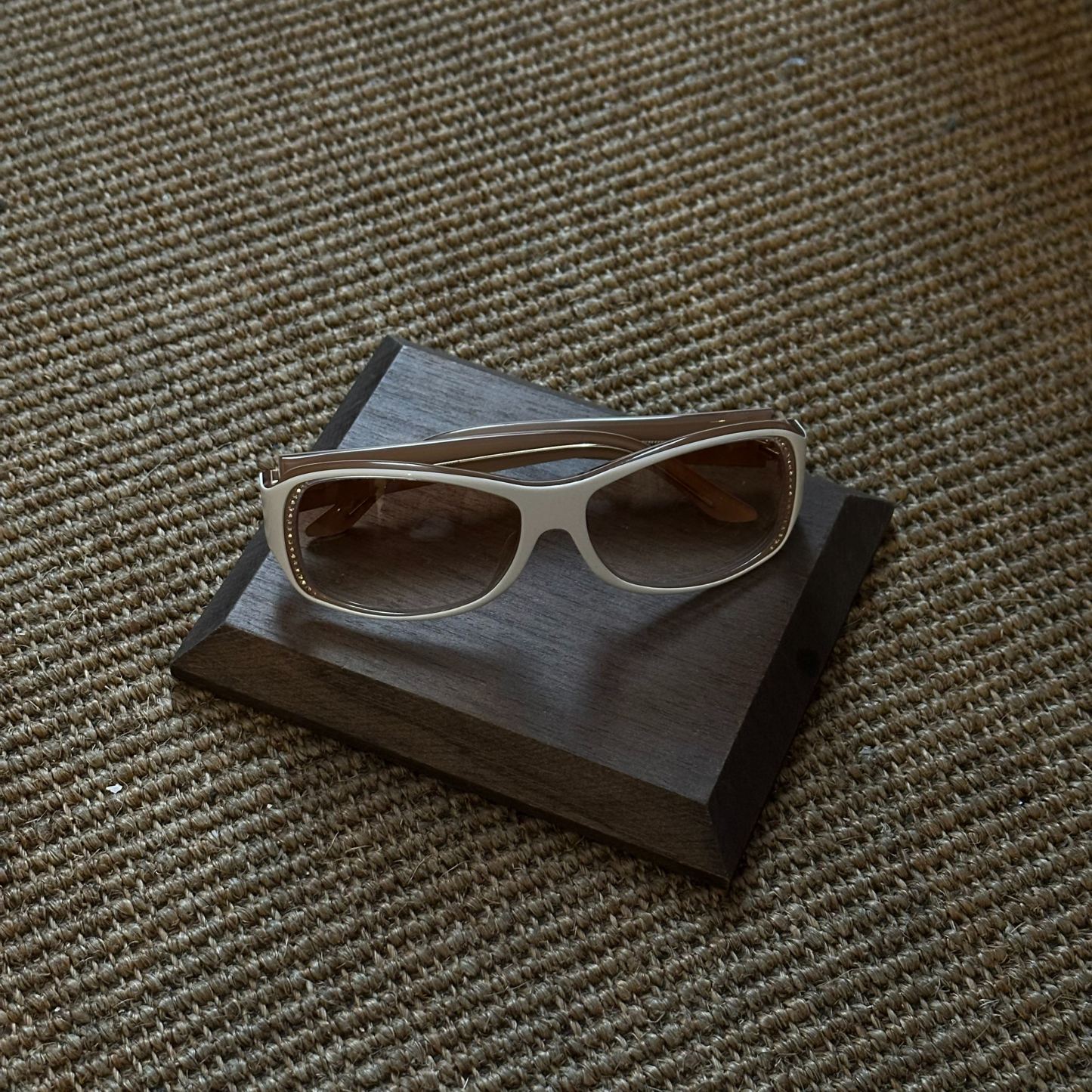 D Full diamond logo white sunglasses