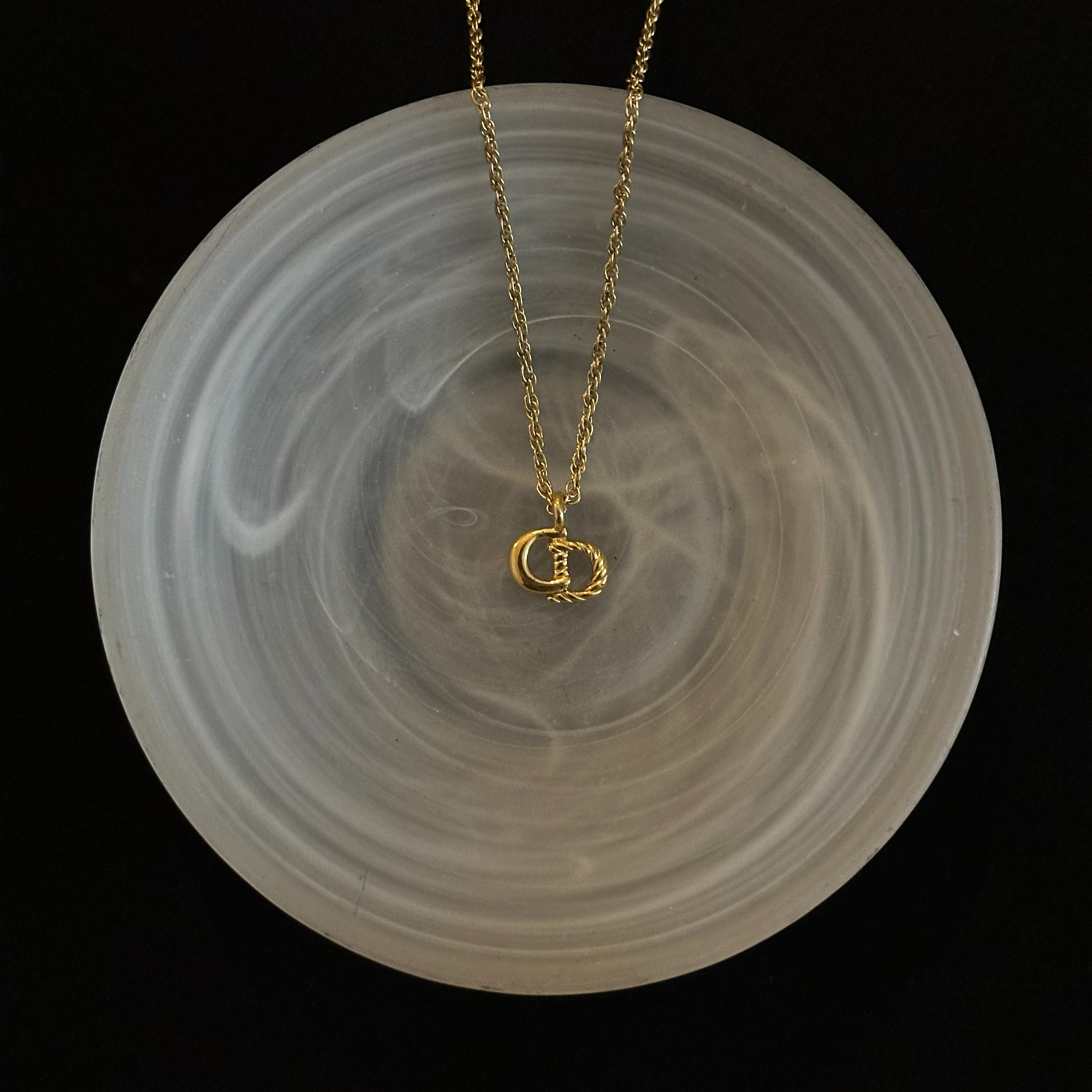 D CD-shaped twisted necklace