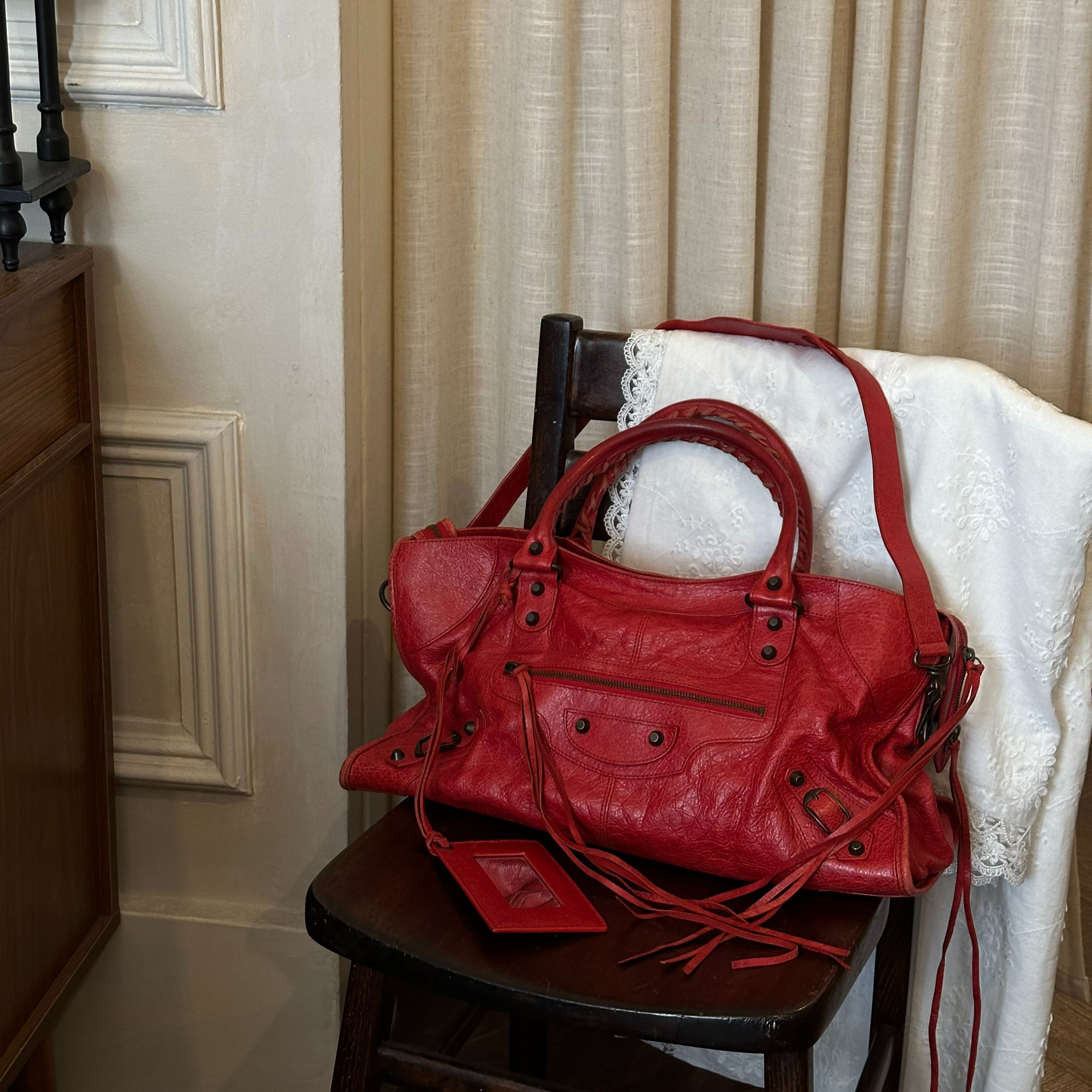 B Red motorcycle bag
