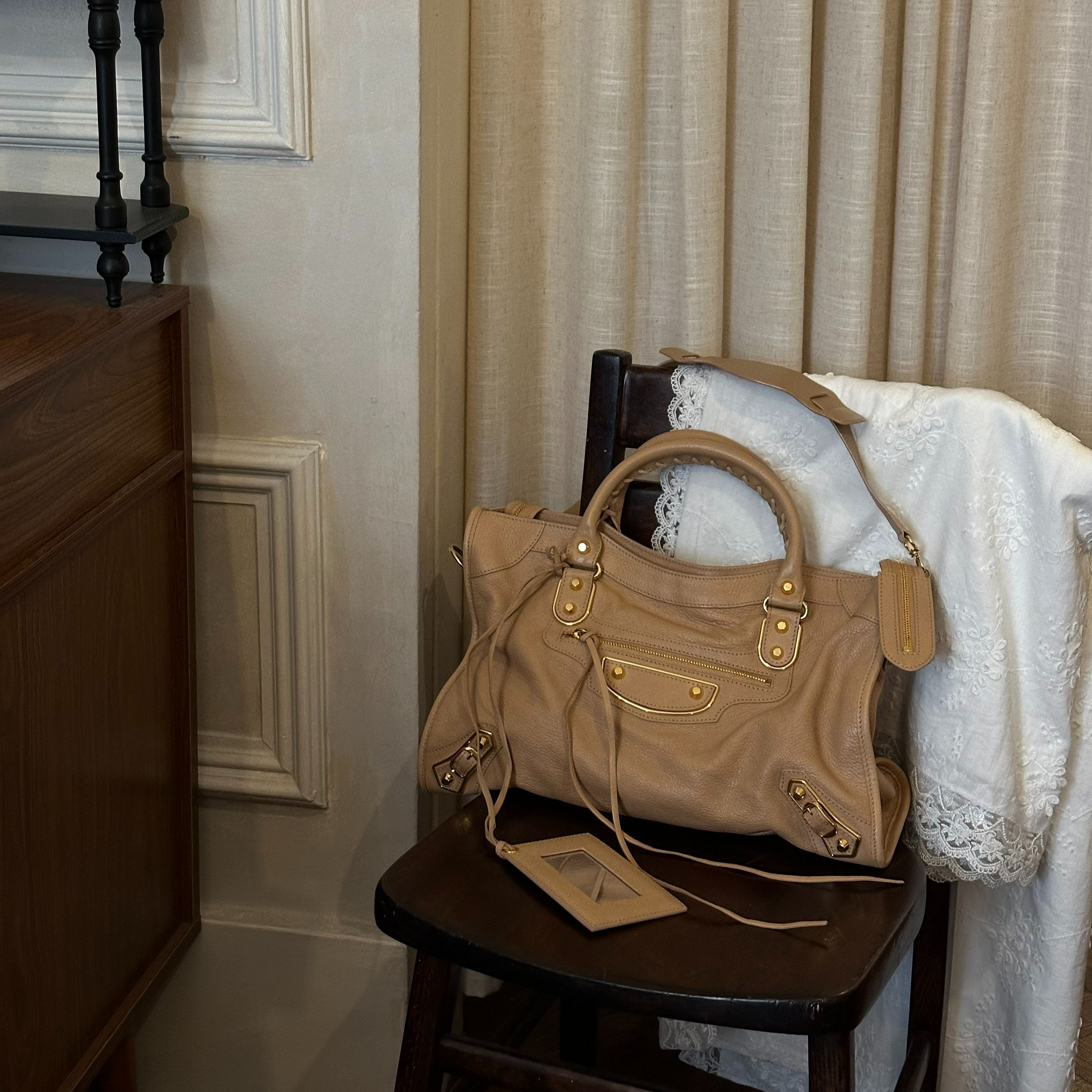 B Light brown motorcycle bag