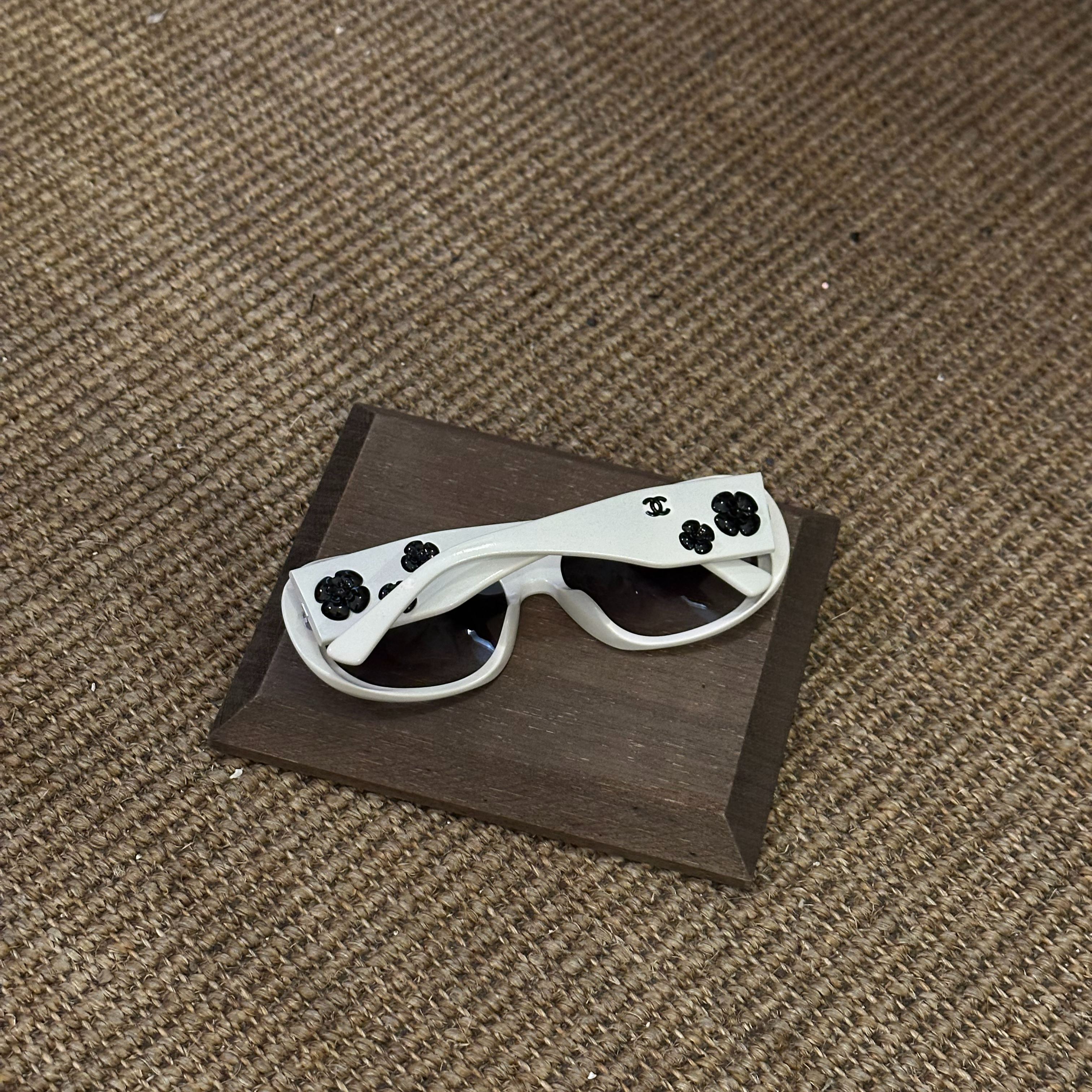 C Camellia White Sunglasses