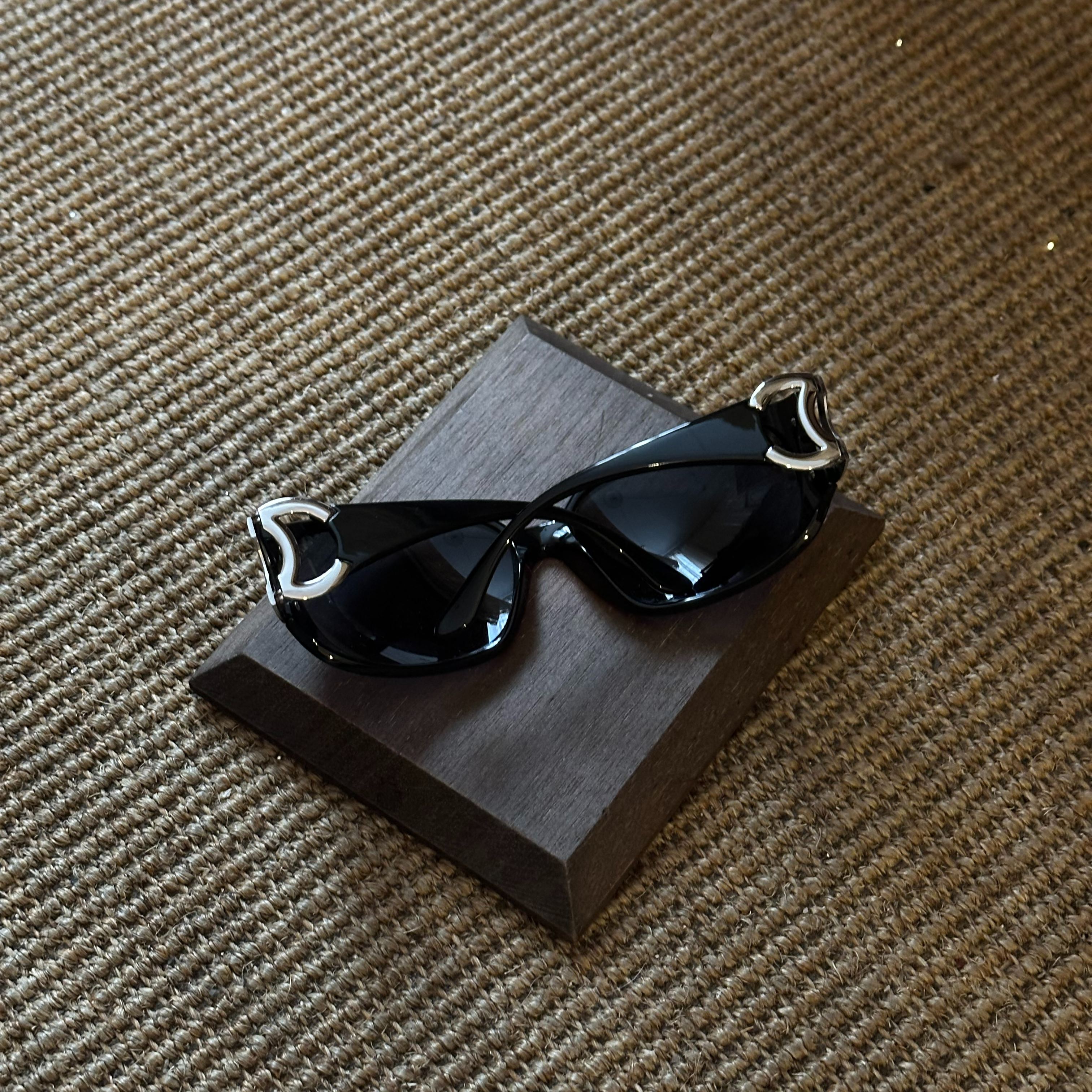 C Silver logo classic sunglasses