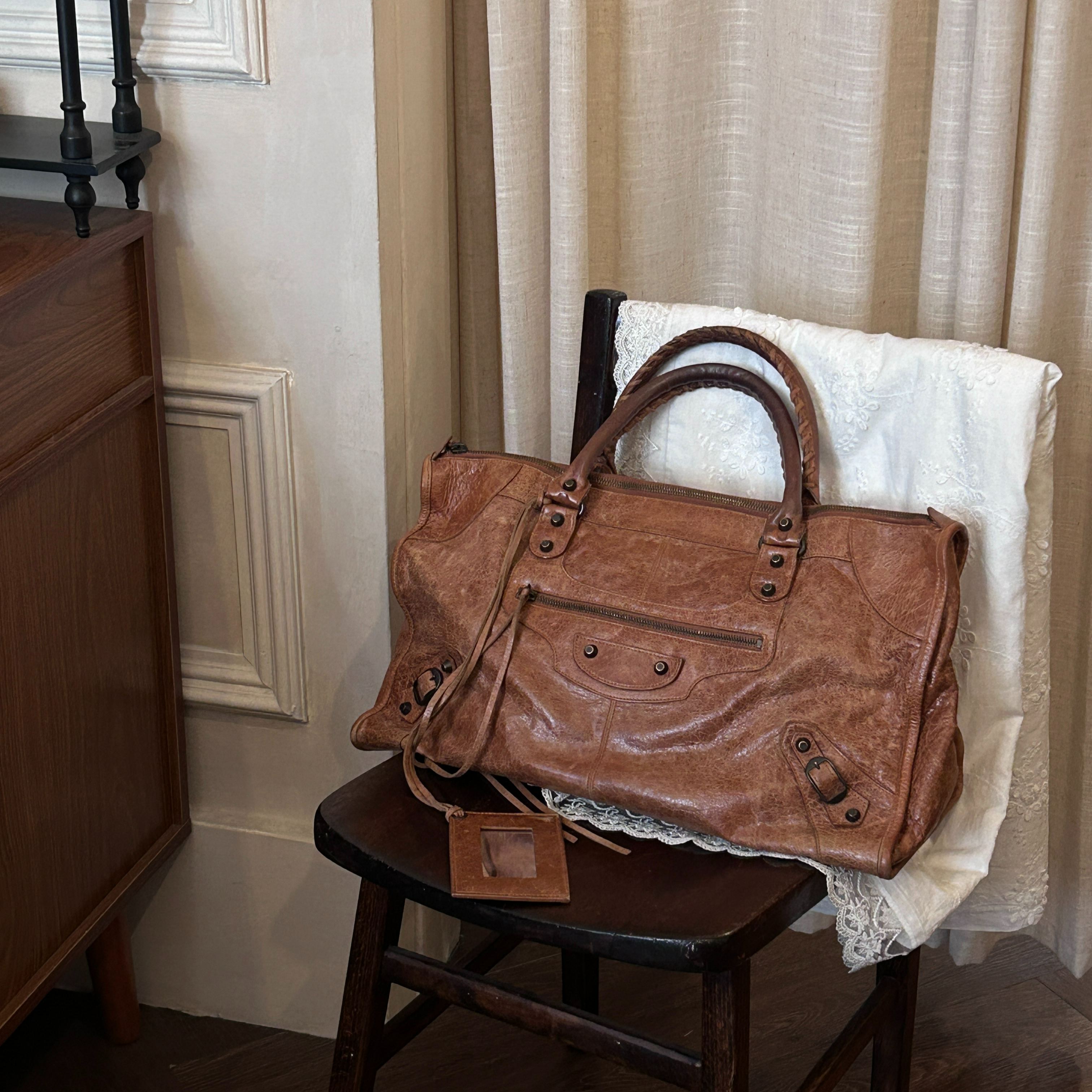 B Retro brown crackled motorcycle bag