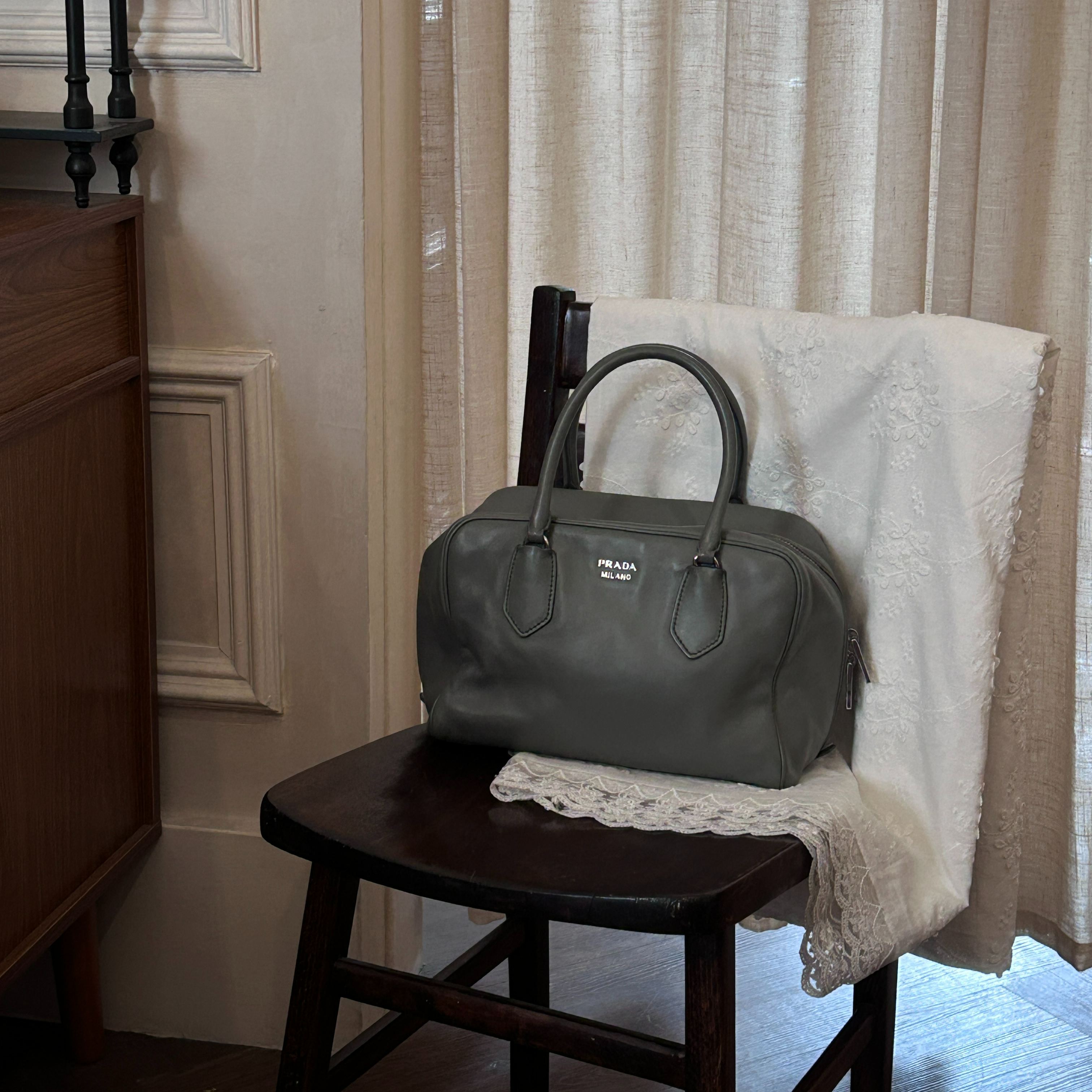 P Sandwich hand bag