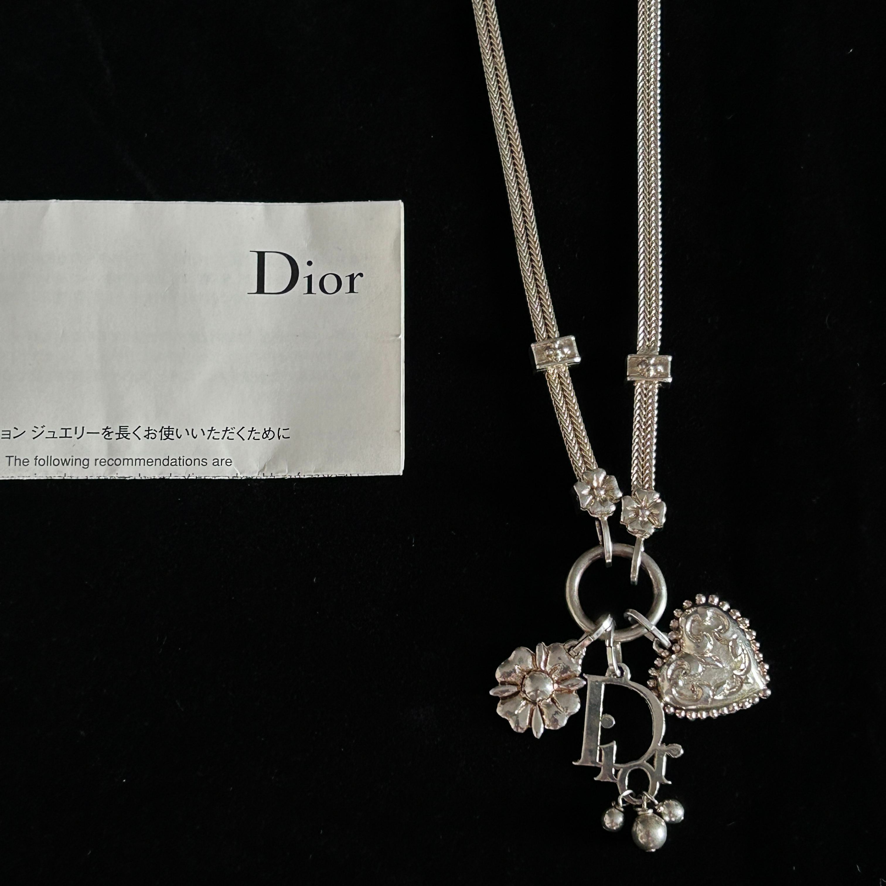 D Heart-shaped logo pendant necklace
