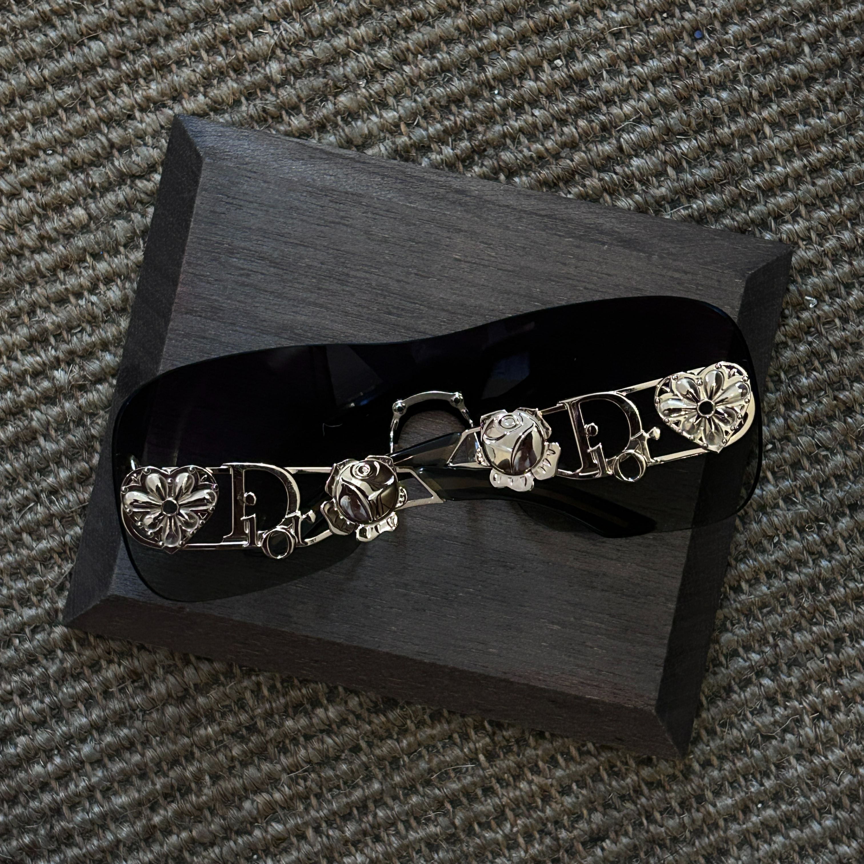 D Heart-shaped carved sunglasses
